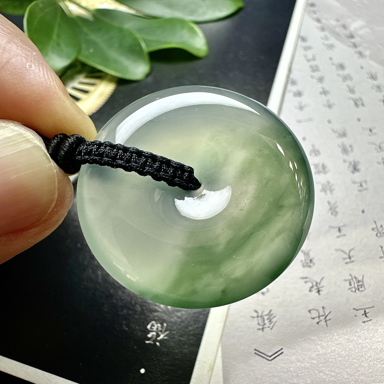 【冰种飘绿花平安扣】草绿色花，质地细腻，种老冰润，荧光强烈