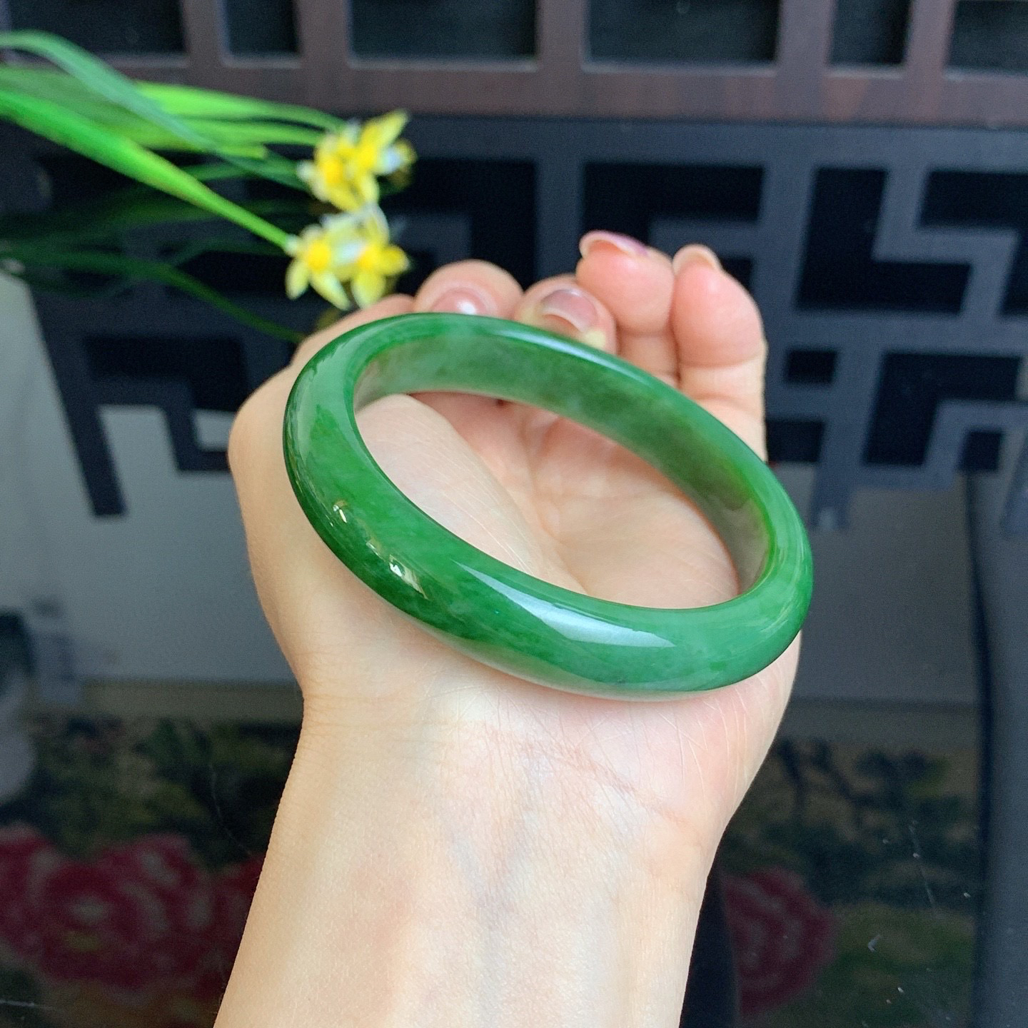和田玉碧玉58圈菠菜绿碧玉手镯，玉质细腻油润 底色纯净 无裂无杂 脂粉好，品质高。