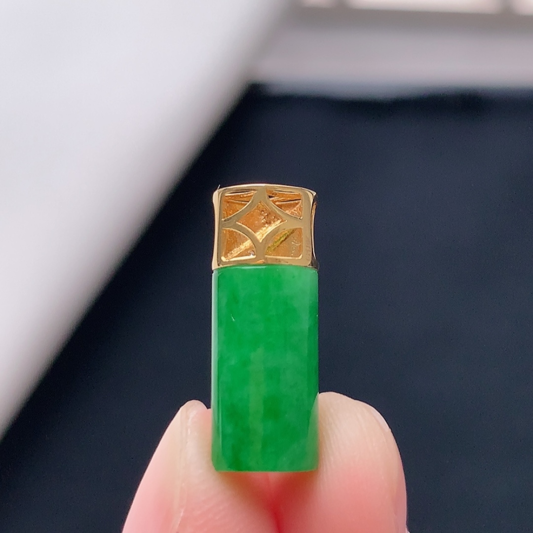 冰阳绿平安扣吊坠。色阳色艳，种老无裂细腻，佩戴优雅时尚，货号18502，19.4/7.4