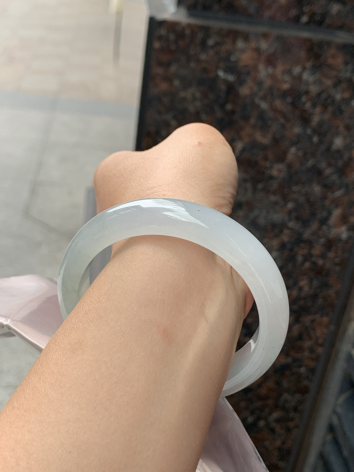 蓝底正圈
59-13.1-8.9
打灯马牙线，底妆细腻，如同果冻胶条，微微伴着些许澄澈的天空颜色，让人舒适
