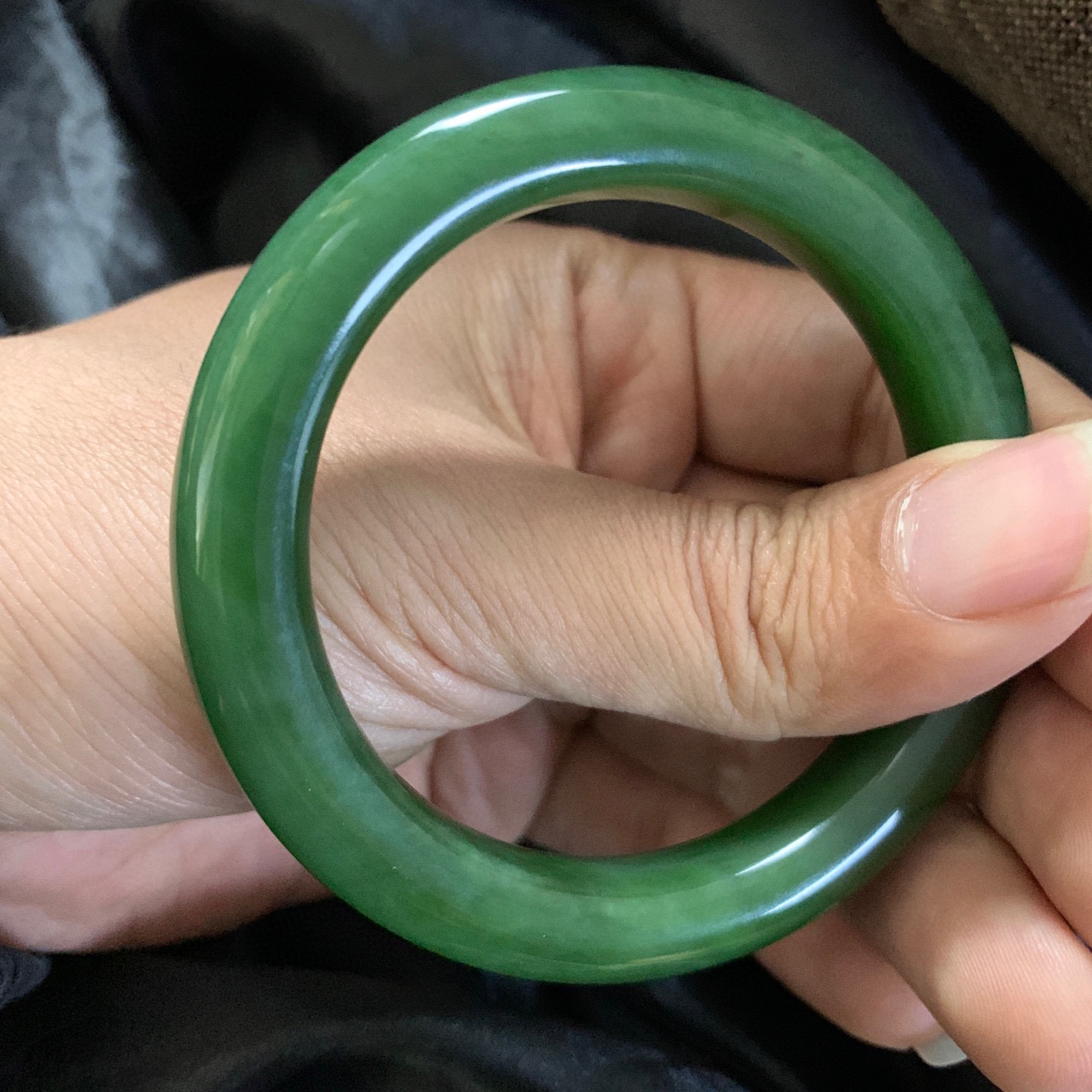 55圈口和田玉碧玉菠菜绿猫眼手镯，和田玉55圈口碧玉猫眼手镯，镯型古朴典雅。在诗情画意的雨巷相遇，你