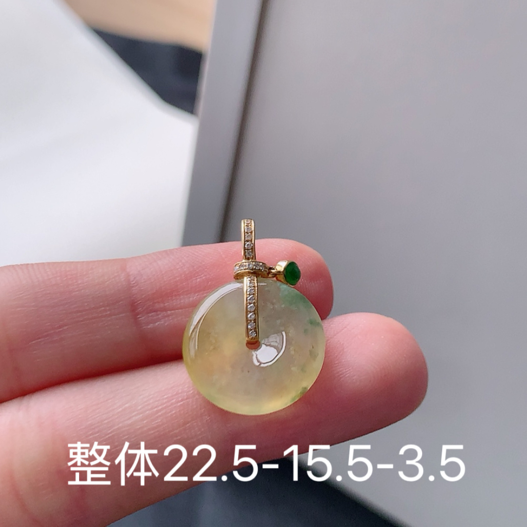 冰黄飘花平安扣吊坠。种老细腻水润，佩戴精致优雅，货号18503，22.5/15.5/3.5