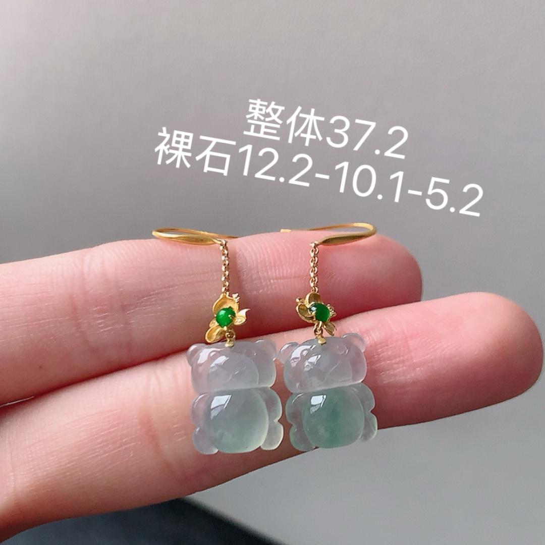 高冰飘花小熊耳坠。底子细腻，水润十足，佩戴福气满满，12.2/10.1/5.2