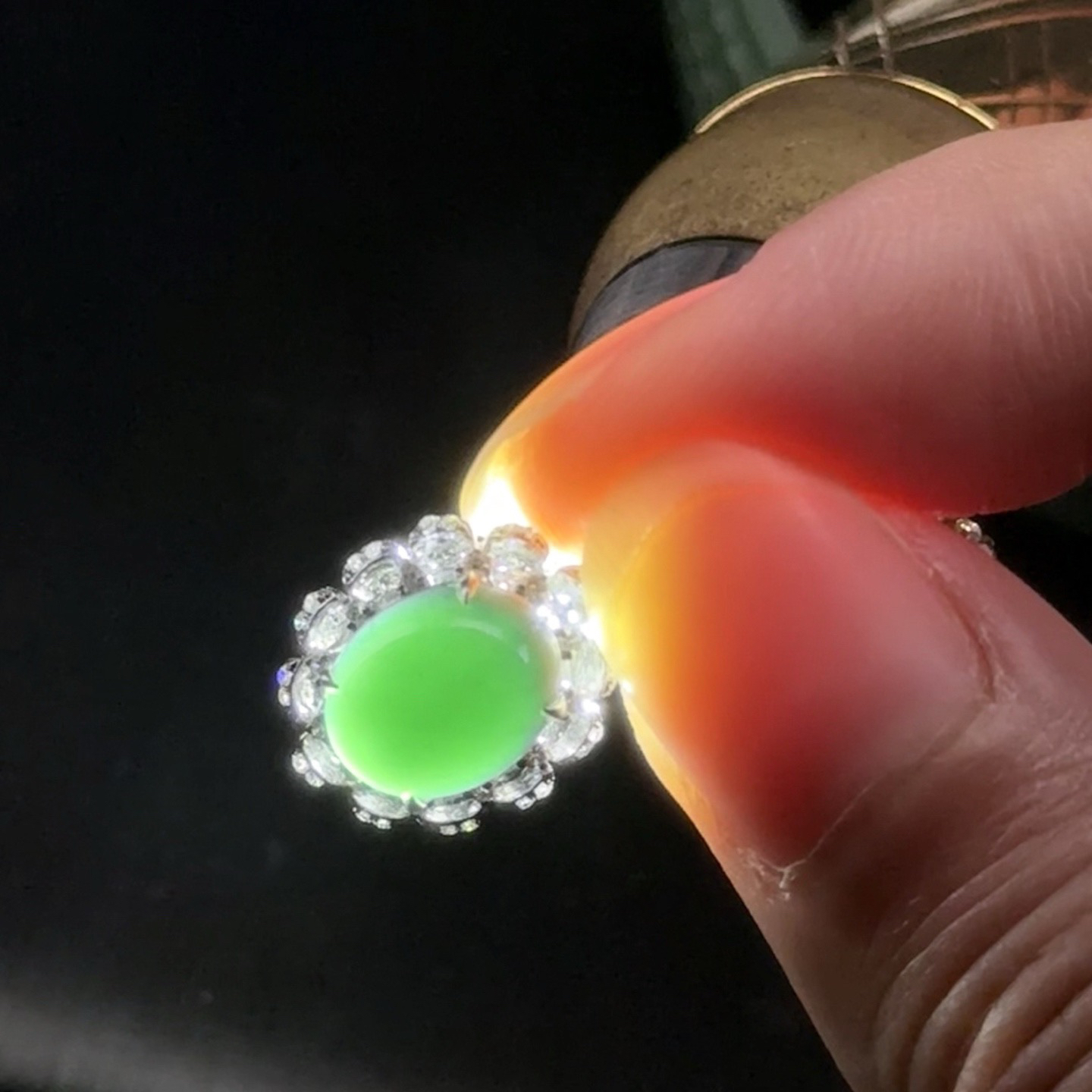 精品18k墨翠蛋面耳坠 种好色正 黑度极好 打灯通透 油性十足 尺寸14.8