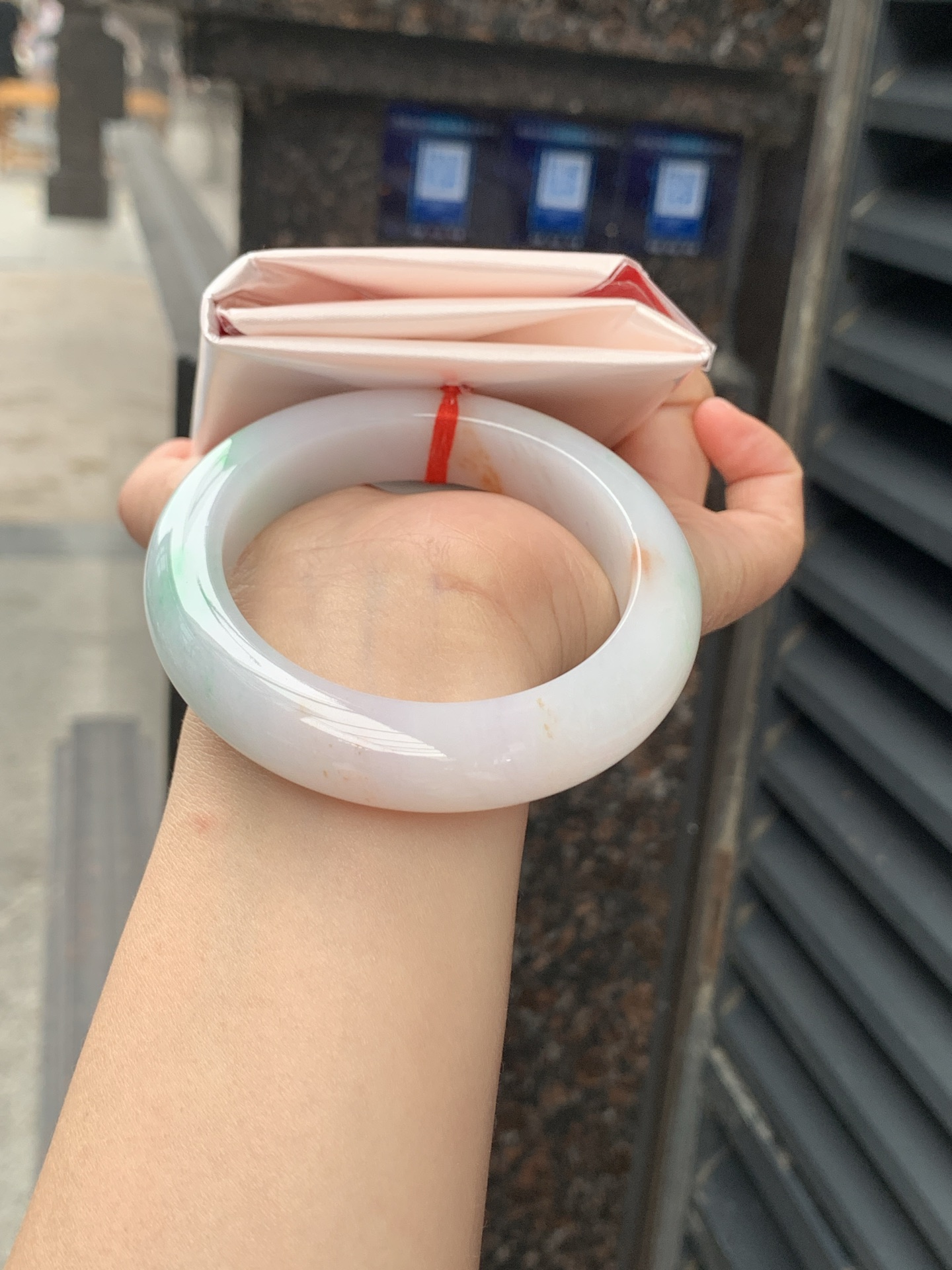 黄加绿正圈，56-13.3-10.6，0505-158-21，打灯有纹，底妆细腻，黄加绿特色