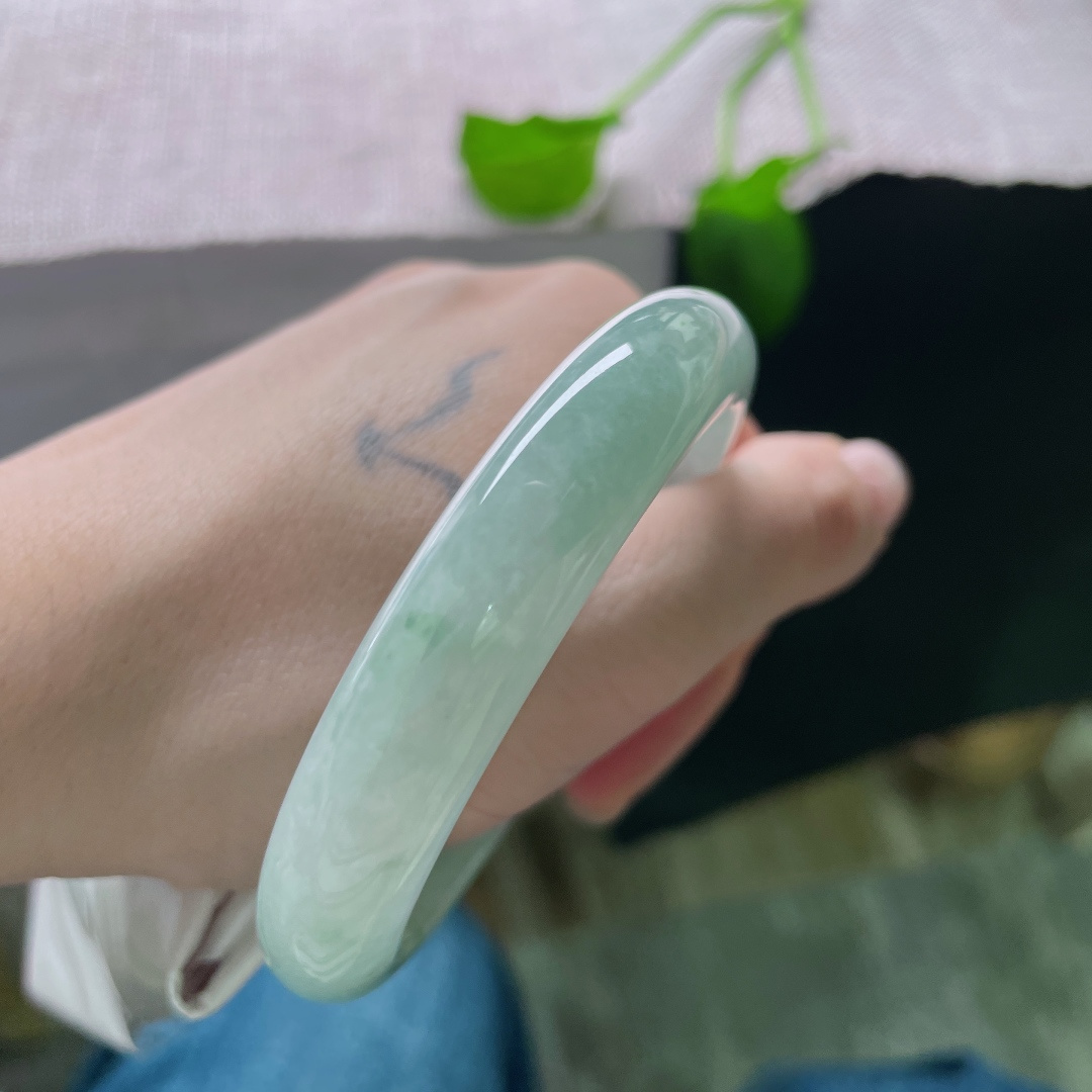 57/11.8/8.7，浅绿底正圈，釉洁，清丽脱俗，佩戴优雅永不过时，无裂，ss52890a
