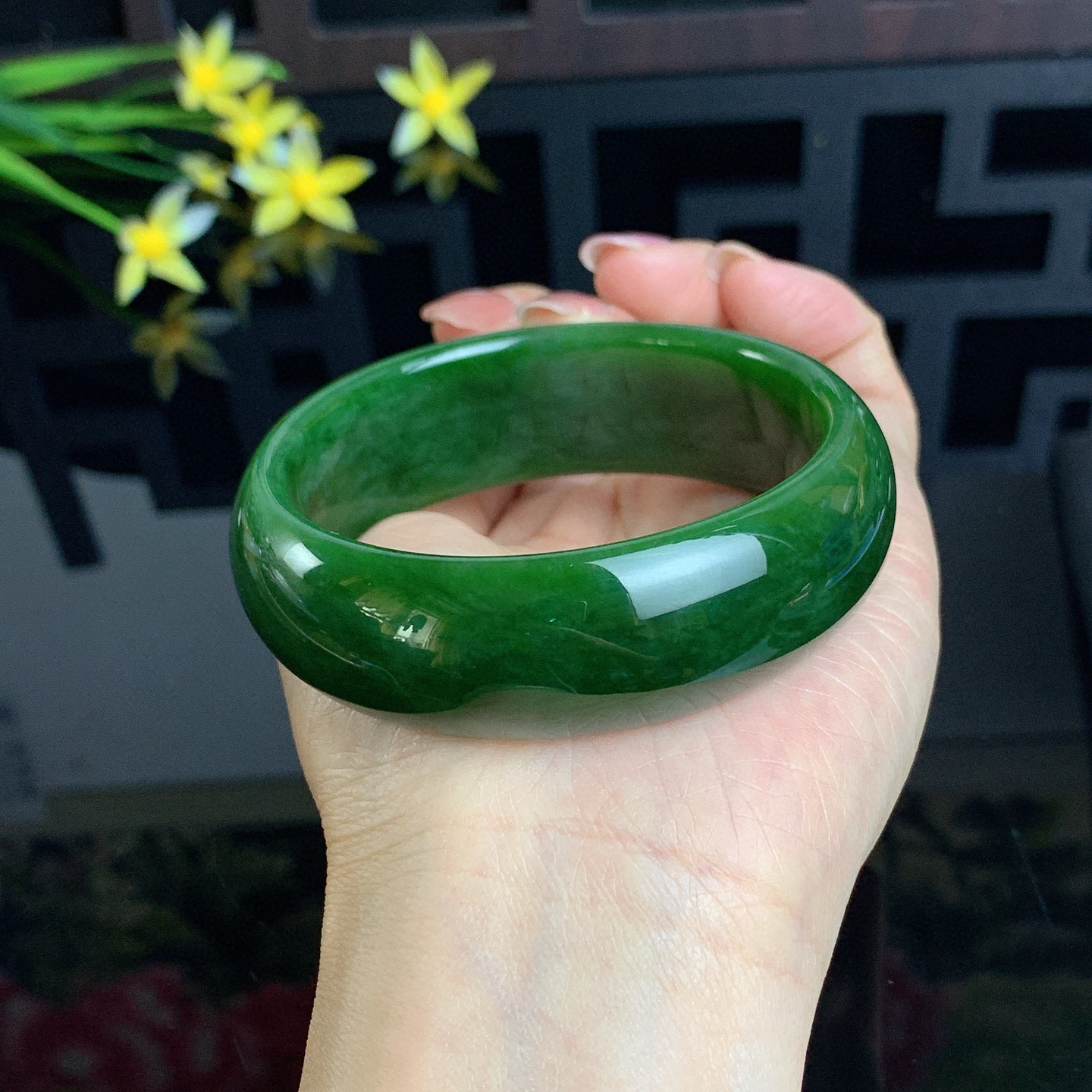 ￼ 和田玉61圈口菠菜绿宽版碧玉手镯！玉质细腻油润 底色纯净 无裂无杂 脂粉好，品质高。