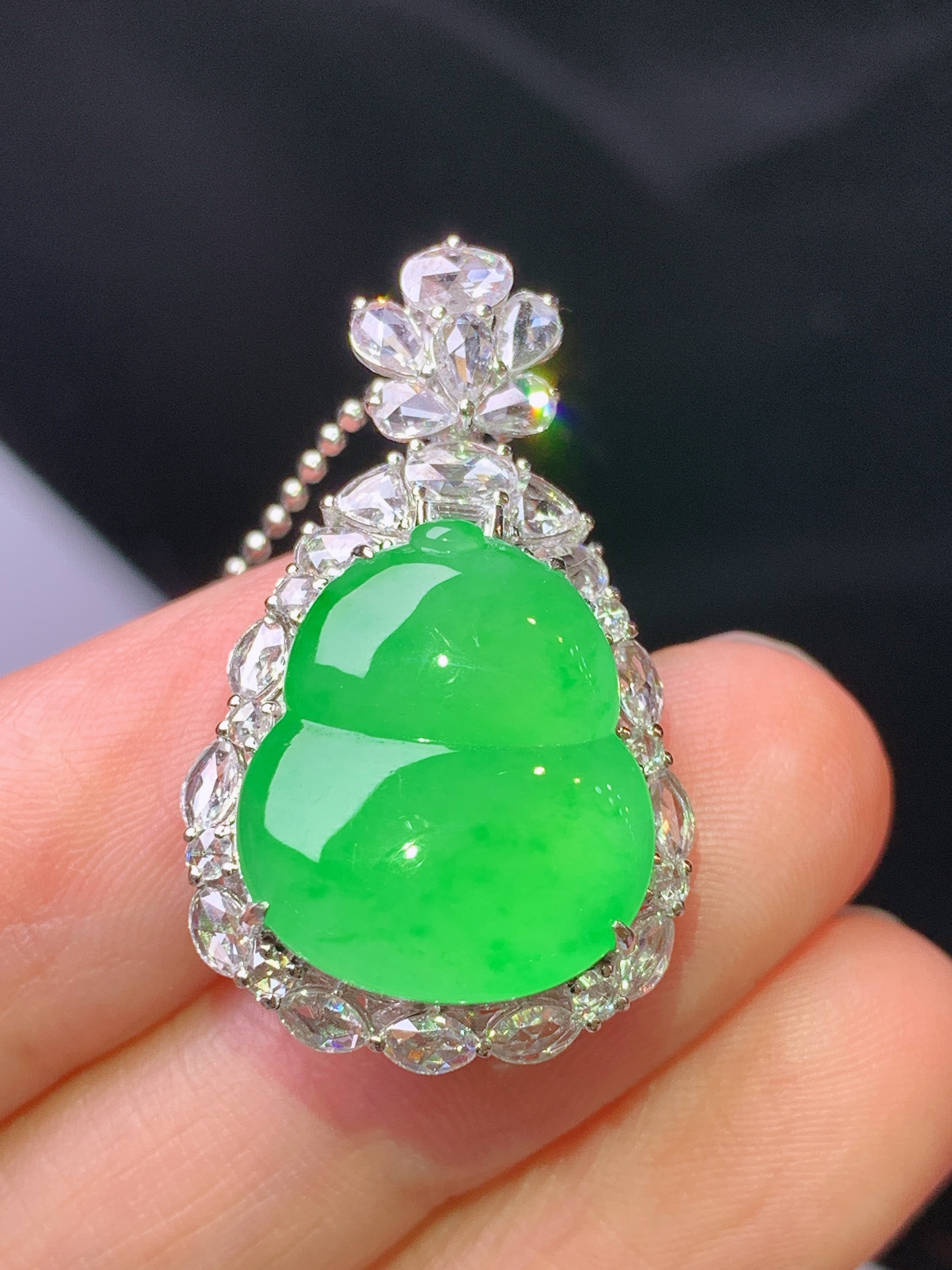 18k金钻镶嵌冰阳绿葫芦吊坠 玉质细腻 色泽艳丽清新 水润亮眼 整体尺寸30.5*18*11.3 m3