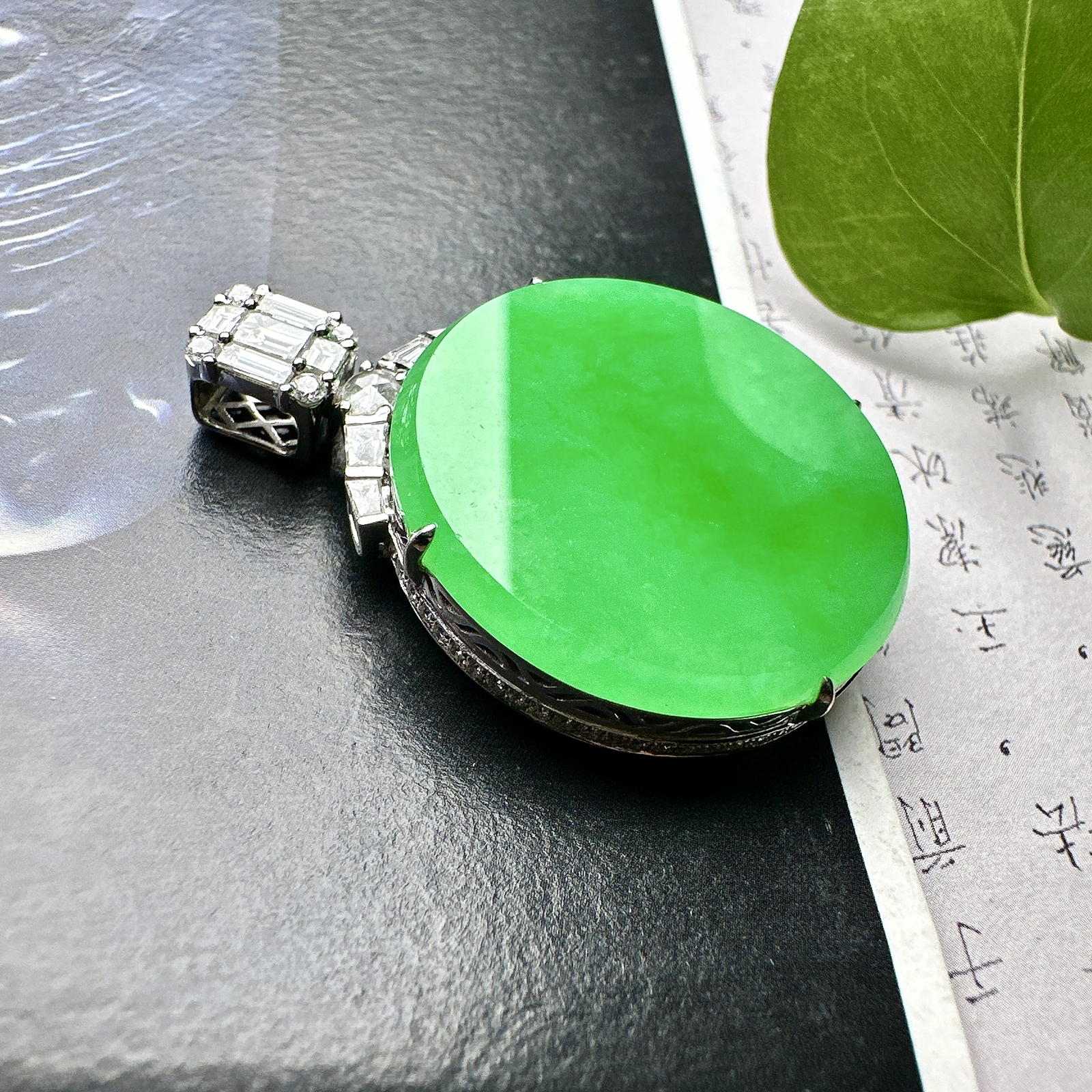 【冰种满绿圆无事牌】阳绿色泽，种水颜色都不错，冰感明显，质地细腻干净，佩戴佳品。18k金钻镶嵌，裸石尺寸25.8*2.9毫米