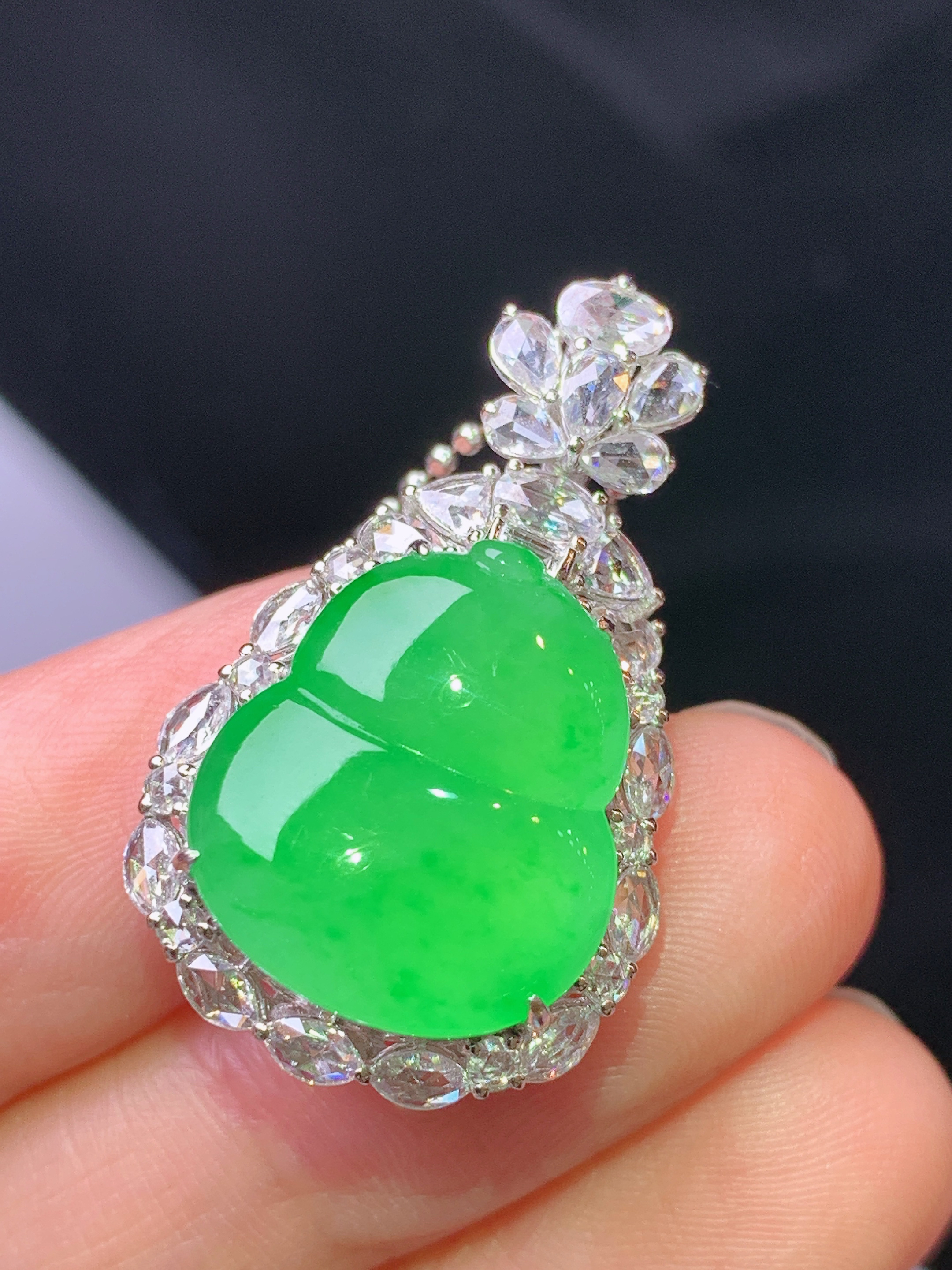 18k金钻镶嵌冰阳绿葫芦吊坠 玉质细腻 色泽艳丽清新 水润亮眼 整体尺寸30.5*18*11.3 m3
