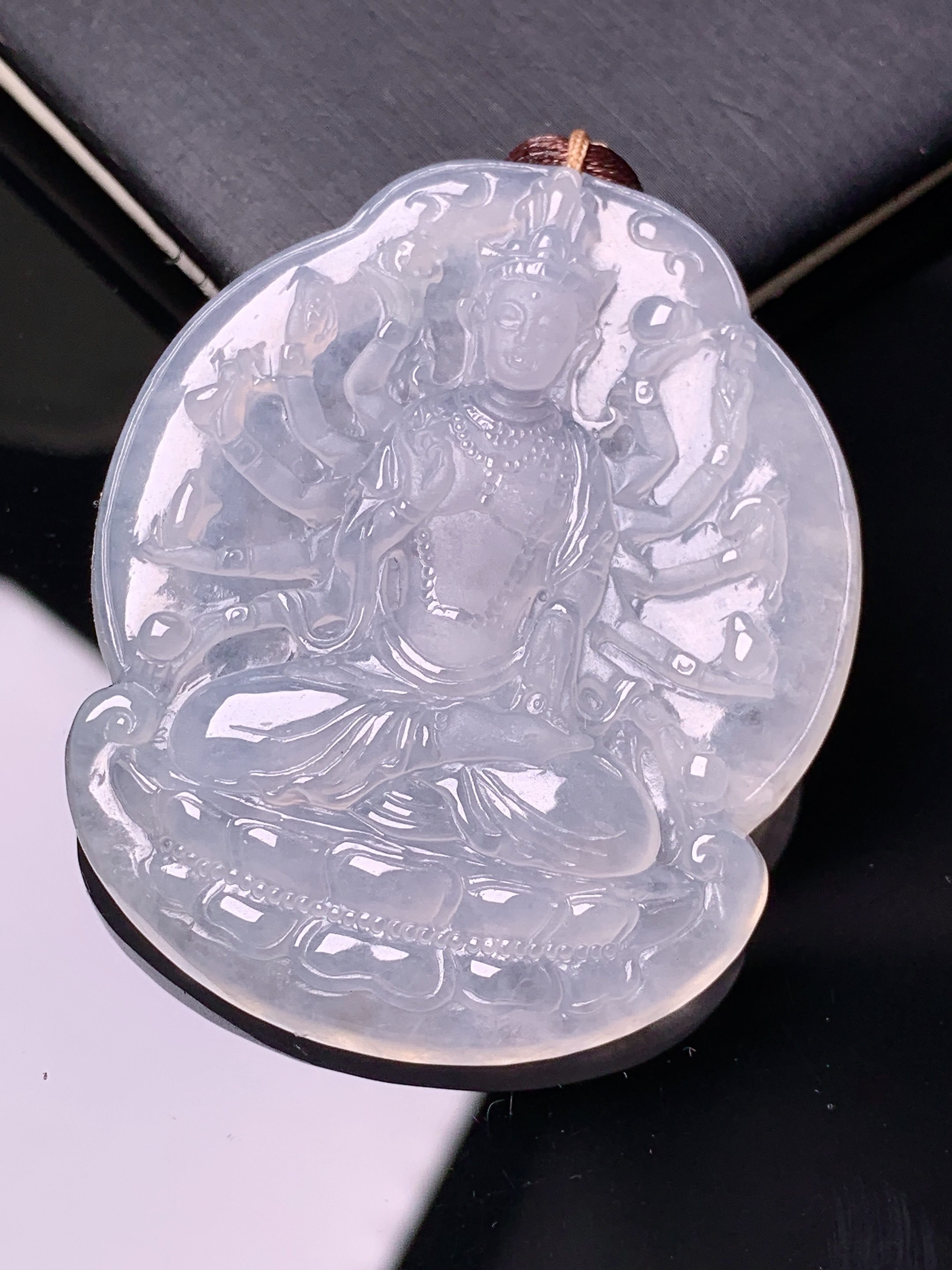 冰种千手观音菩萨吊坠 玉质细腻 色泽艳丽清新 水润亮眼 整体尺寸49*40.5*5.8 b2
