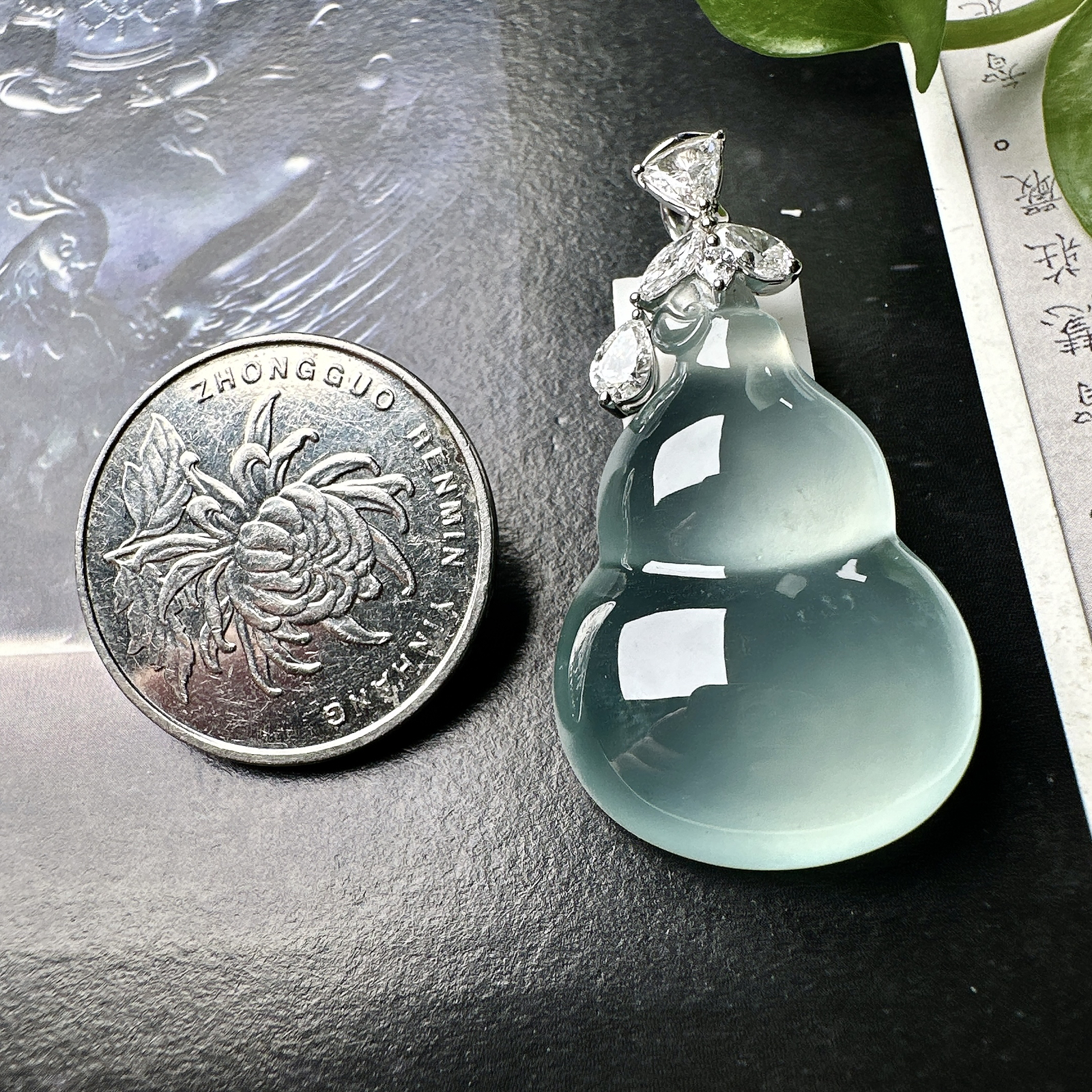 【冰种天空蓝葫芦吊坠】精品，起钢光，种地上乘，冰感十足，通透起光，饱满圆润，18k金钻镶嵌，裸石尺寸34*21.8*9.6毫米。