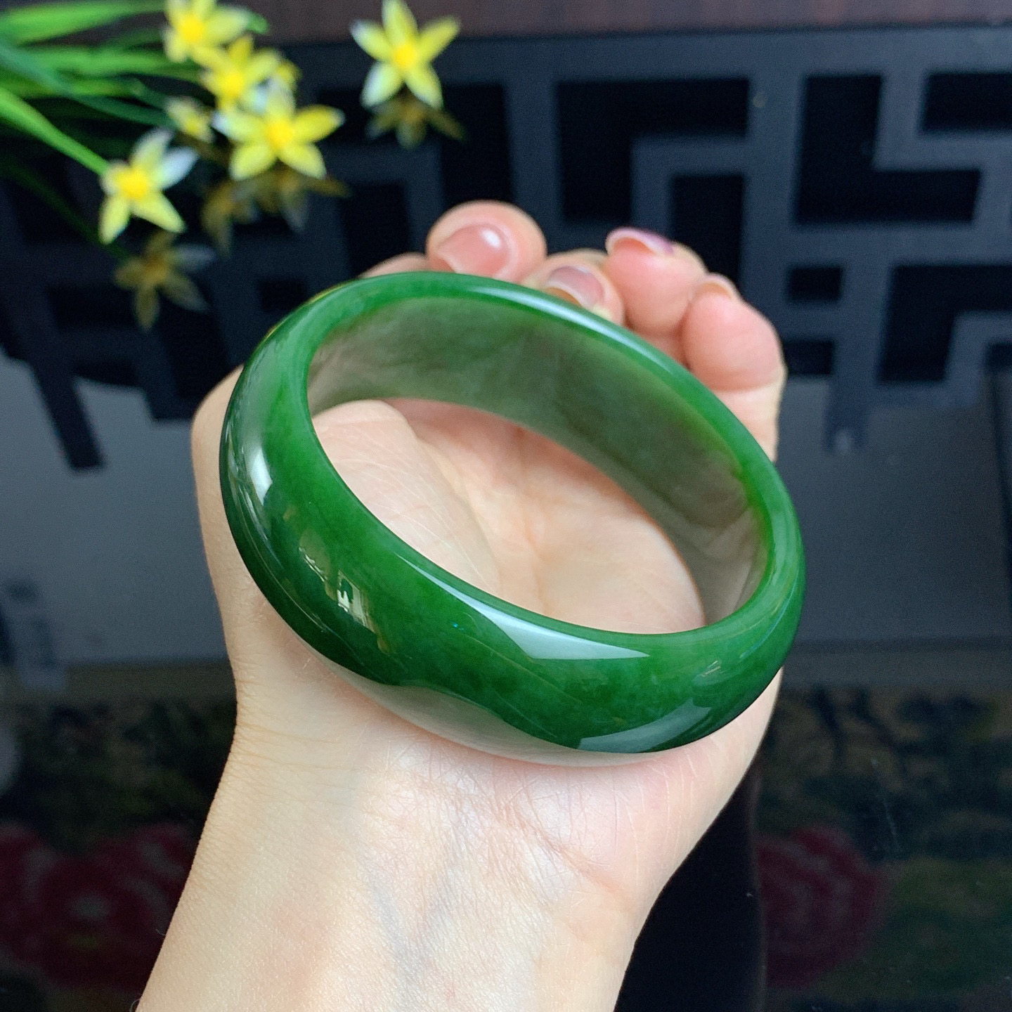 ￼ 和田玉61圈口菠菜绿宽版碧玉手镯！玉质细腻油润 底色纯净 无裂无杂 脂粉好，品质高。