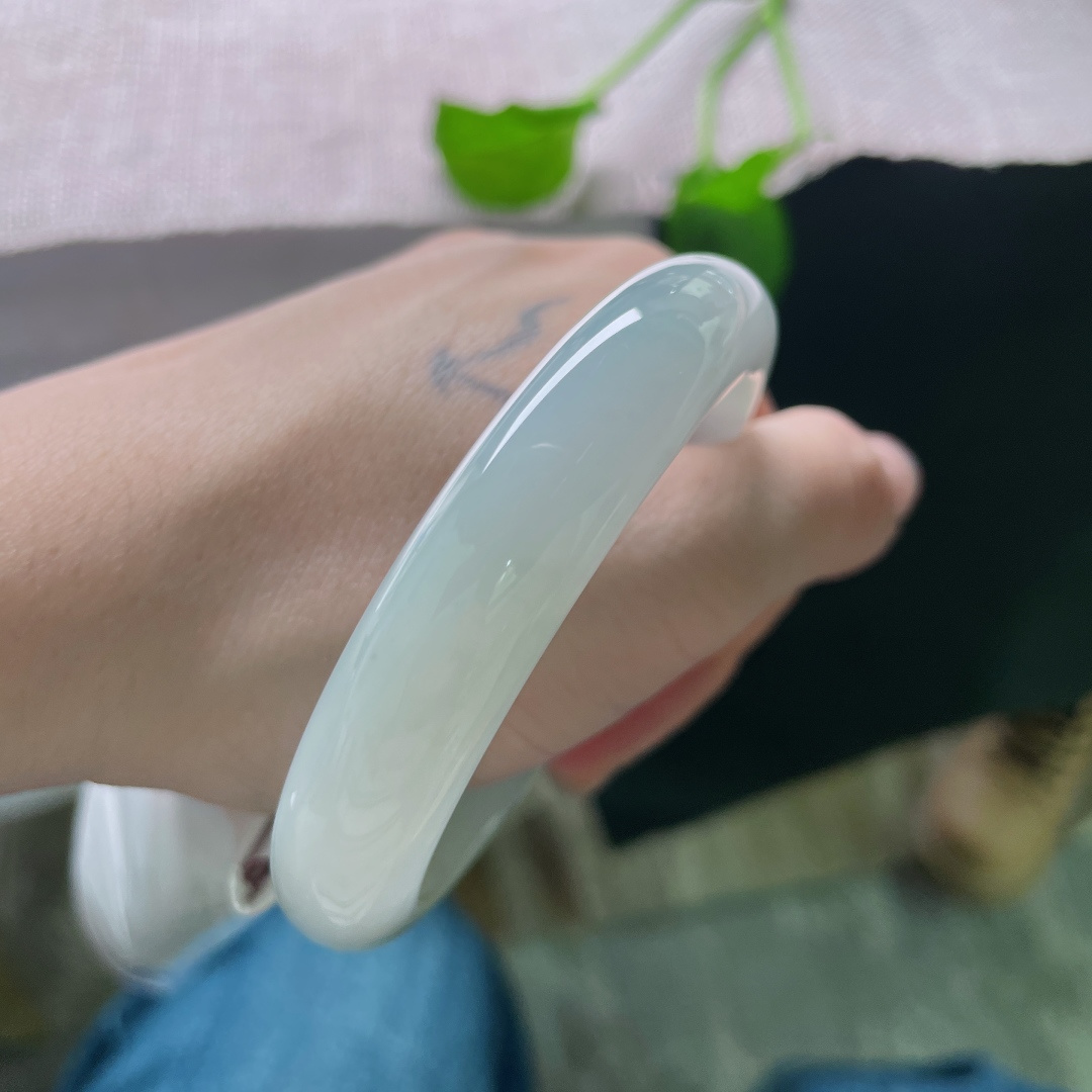 56.2/12.5/8.4，淡绿底正圈，温柔素雅，不失灵韵动人的美，干净清爽，无裂，ss51597a