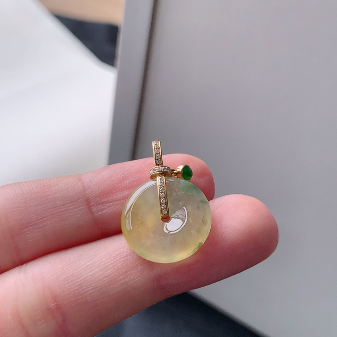 冰黄飘花平安扣吊坠。种老细腻水润，佩戴精致优雅，货号18503，22.5/15.5/3.5