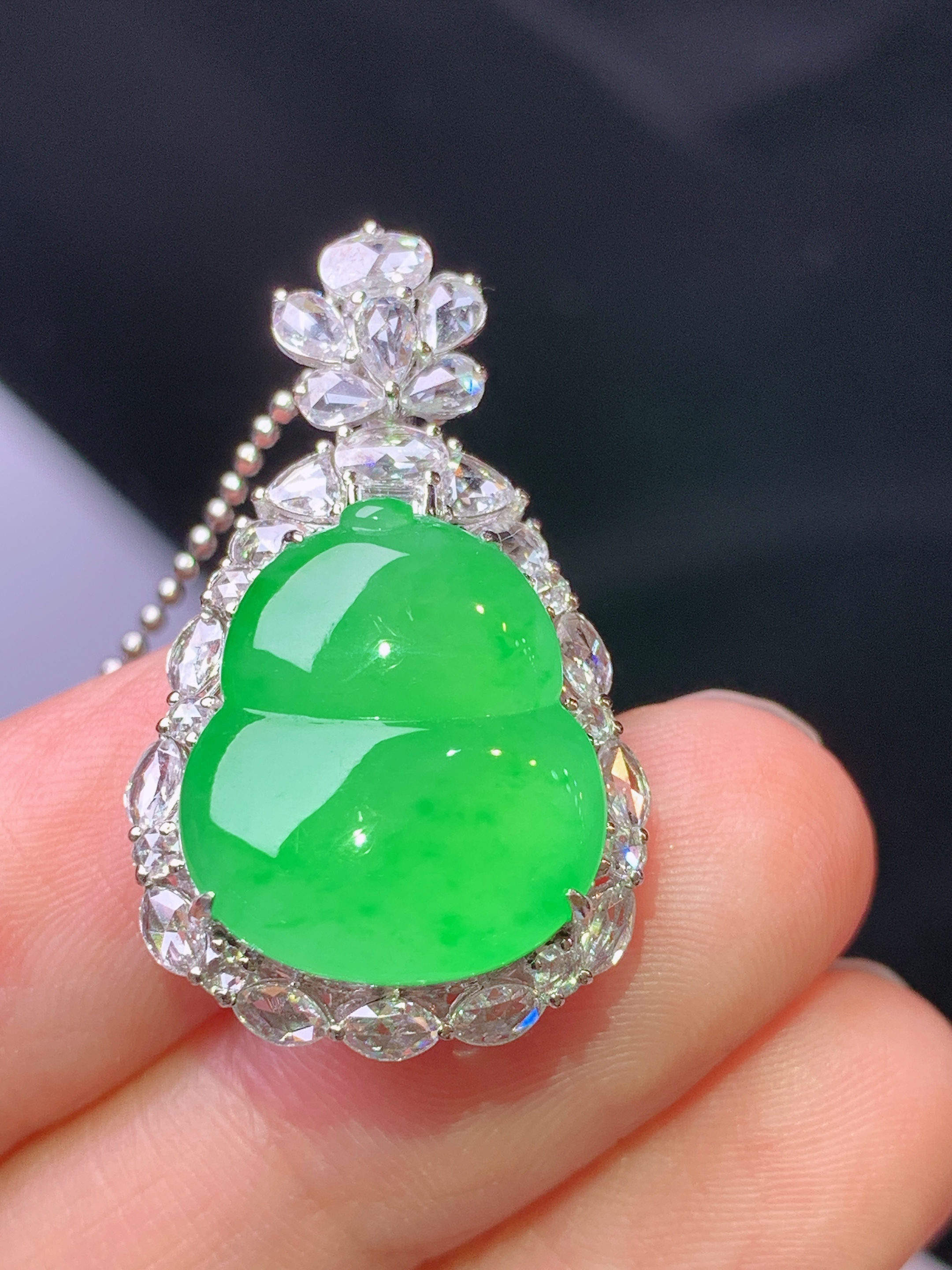 18k金钻镶嵌冰阳绿葫芦吊坠 玉质细腻 色泽艳丽清新 水润亮眼 整体尺寸30.5*18*11.3 m