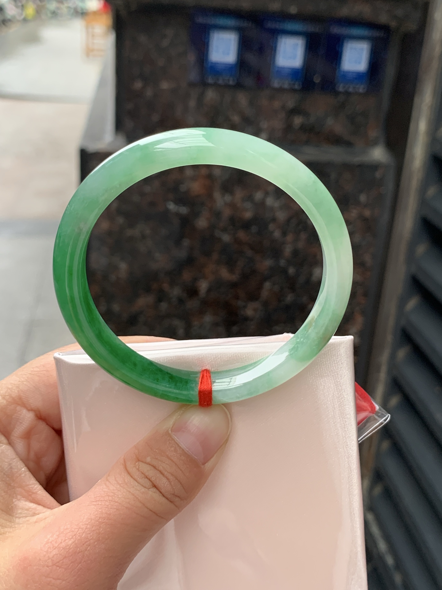 阳绿正圈，55.8/8.6/6.7，0505-N632，打灯多处纹裂，镯型小巧精致，一节阳绿底色浓郁，娇艳欲滴，上手精致贵气