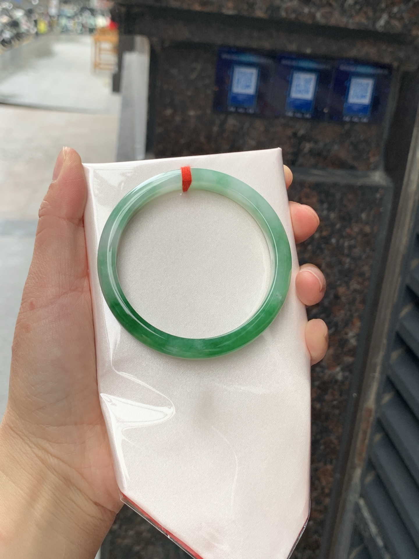 阳绿正圈，55.8/8.6/6.7，0505-N632，打灯多处纹裂，镯型小巧精致，一节阳绿底色浓郁，娇艳欲滴，上手精致贵气