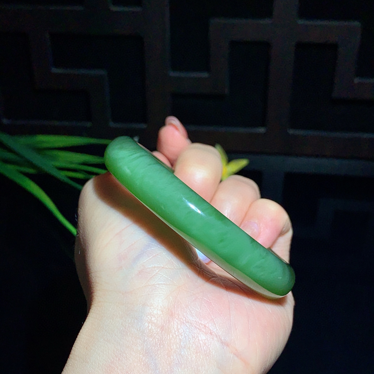 ￼ 珍藏品，和田玉碧玉62.5圈口冰底绿猫眼碧玉手镯！玉质细腻油润 底色纯净 无裂无杂 脂粉好，品质