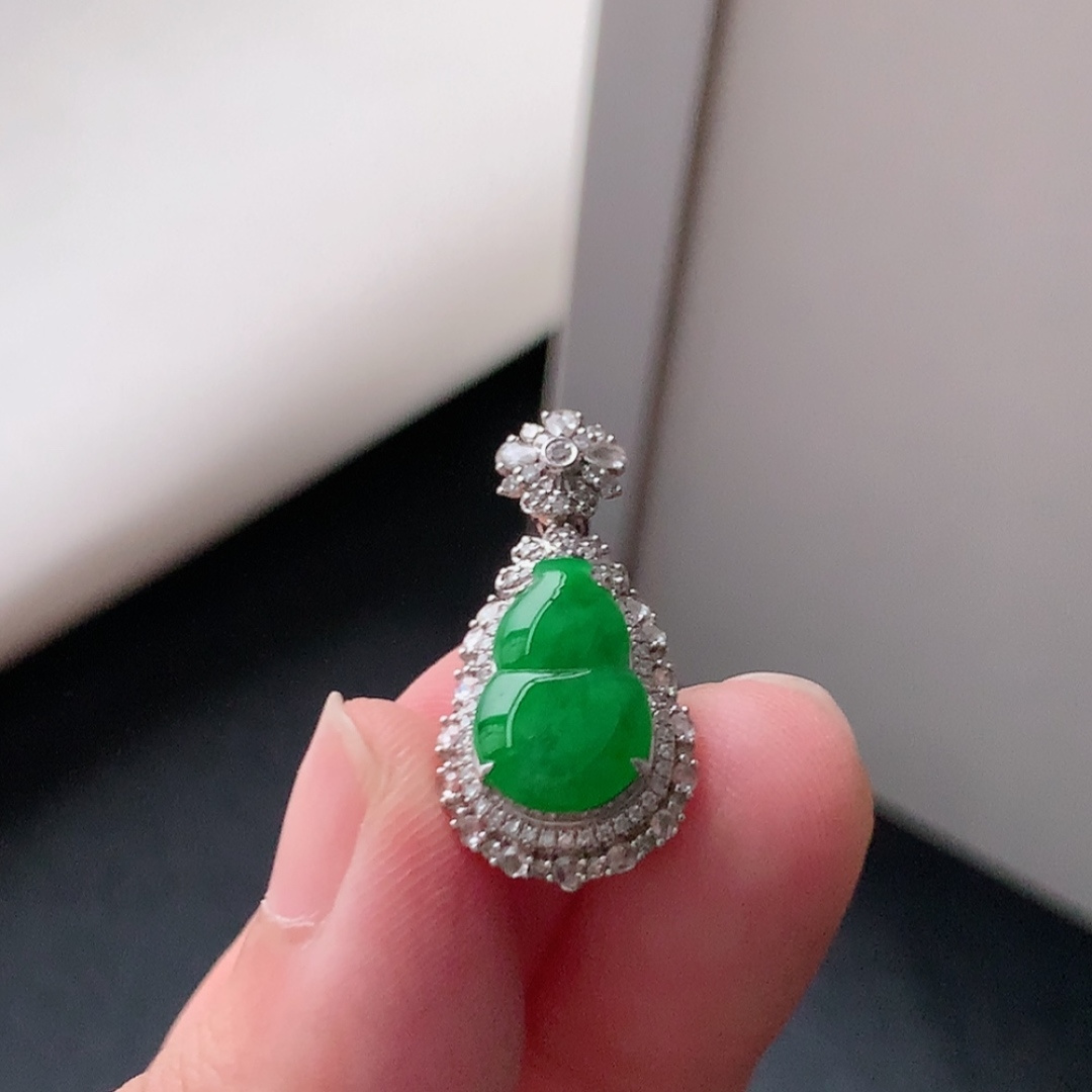 冰阳绿葫芦吊坠，玉质细腻，色泽鲜阳，上身彰显气质，货号55502，24.4/12.1/9
