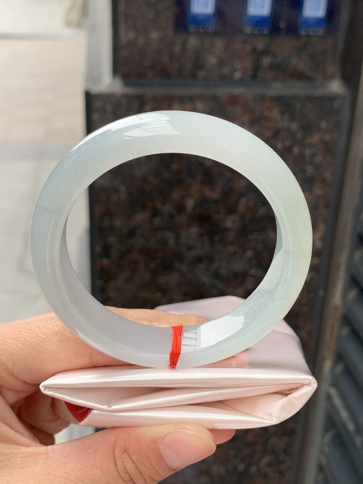 蓝底正圈
59-13.1-8.9
打灯马牙线，底妆细腻，如同果冻胶条，微微伴着些许澄澈的天空颜色，让人舒适