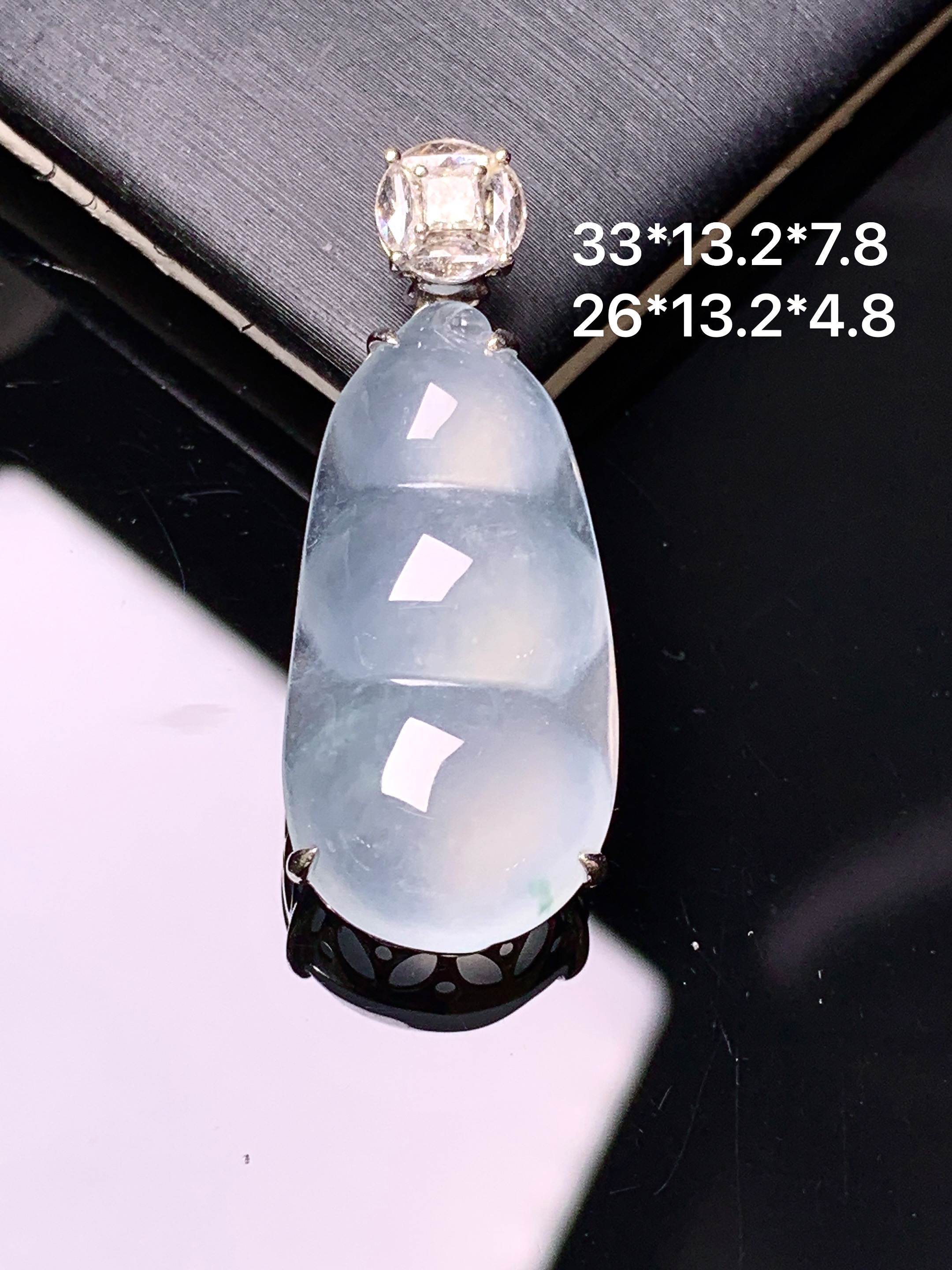 18k金钻镶嵌冰种四季豆吊坠 玉质细腻 色泽艳丽清新 水润亮眼 整体尺寸33*13.2*7.8 g2