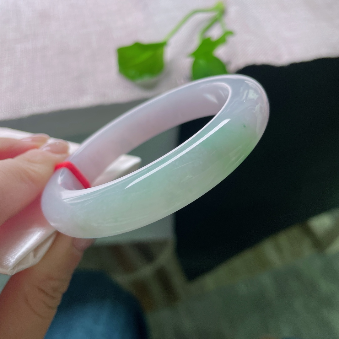 56/12.4/9.3飘绿正圈，紫底，触手生温，浪漫唯美，翠色鲜活，有棉线，ss52319a