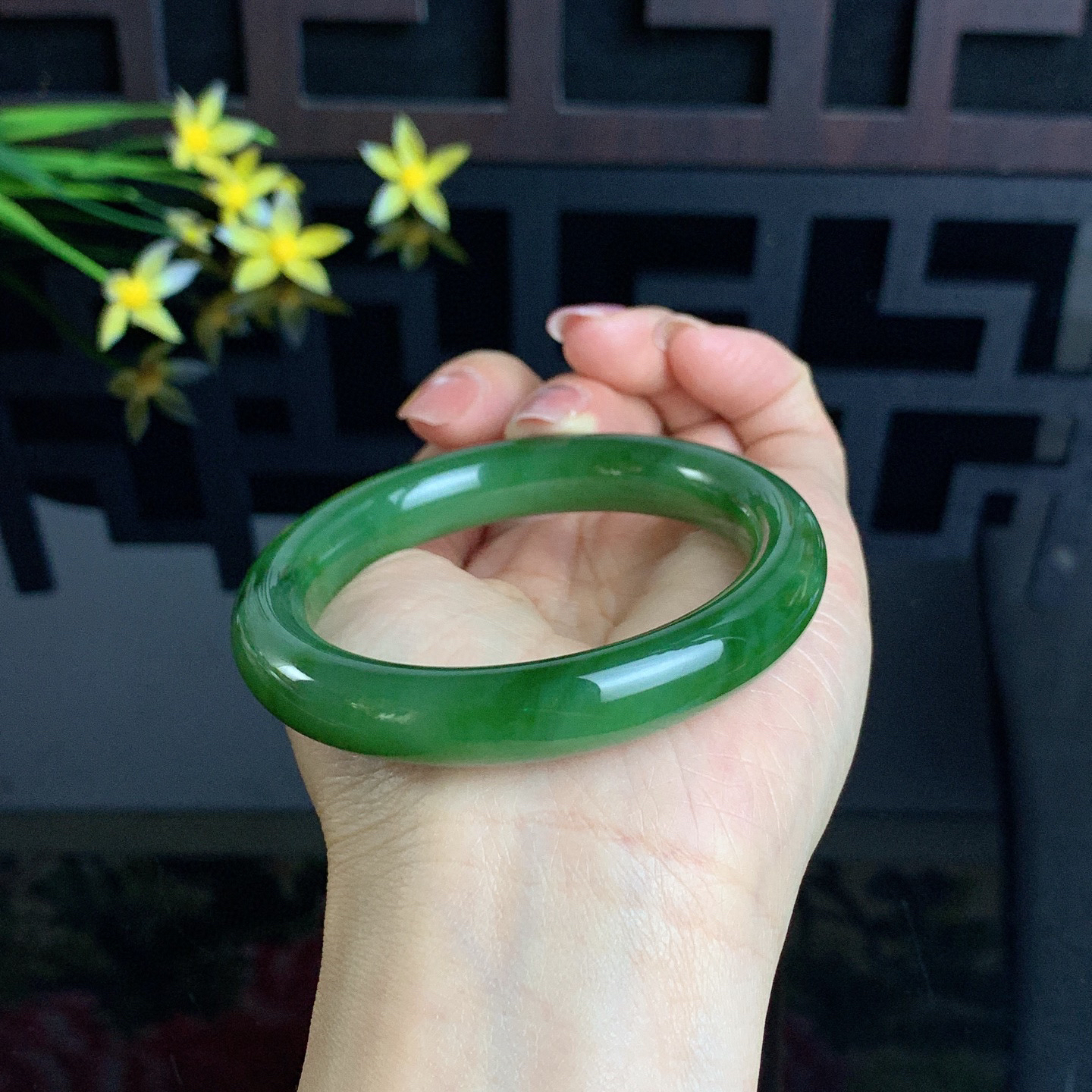 和田玉碧玉55.5圈口菠菜绿碧玉圆条手镯！玉质细腻油润 底色纯净 无裂无杂 脂粉好，品质高。