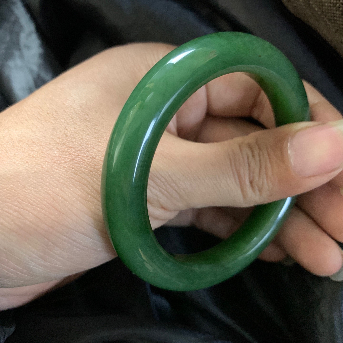 55圈口和田玉碧玉菠菜绿猫眼手镯，和田玉55圈口碧玉猫眼手镯，镯型古朴典雅。在诗情画意的雨巷相遇，你