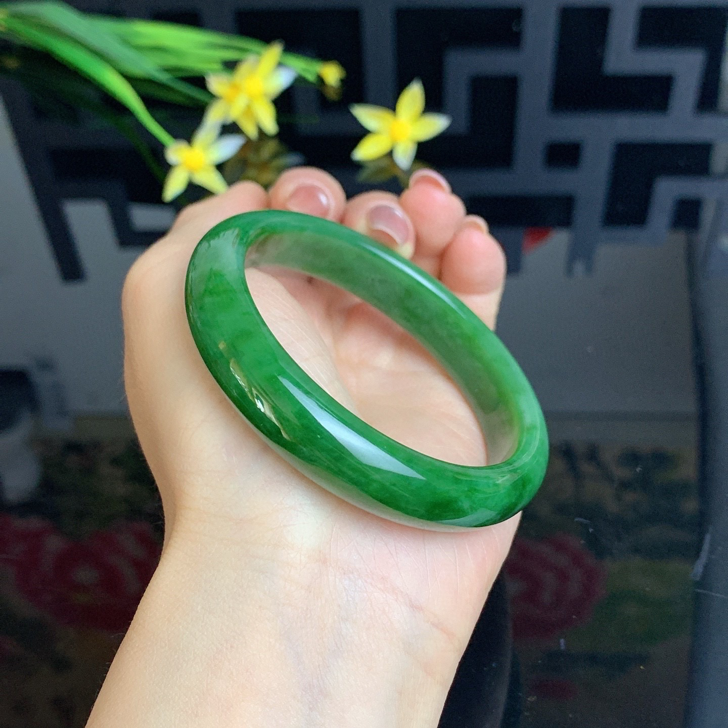 和田玉碧玉58圈菠菜绿碧玉手镯，玉质细腻油润 底色纯净 无裂无杂 脂粉好，品质高。