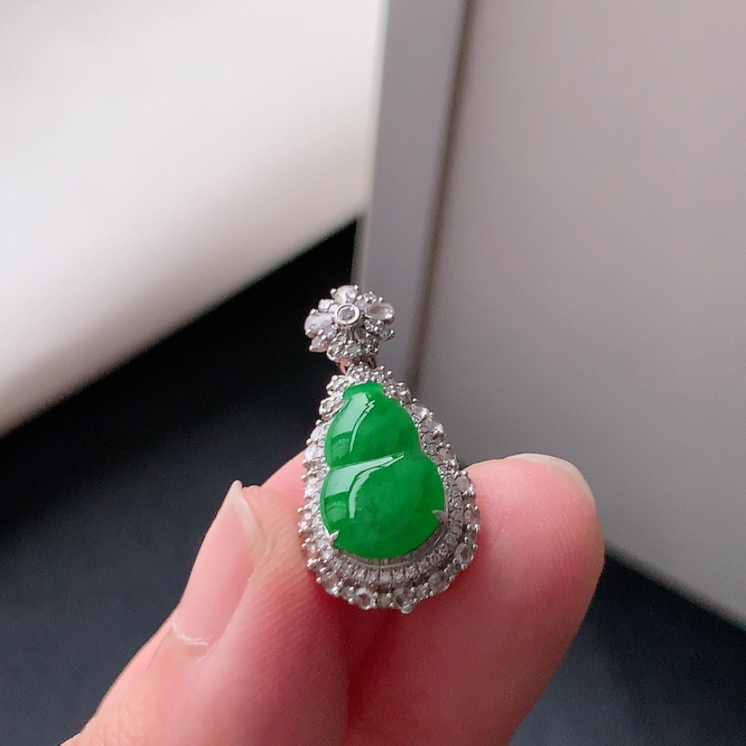 冰阳绿葫芦吊坠，玉质细腻，色泽鲜阳，上身彰显气质，货号55502，24.4/12.1/9