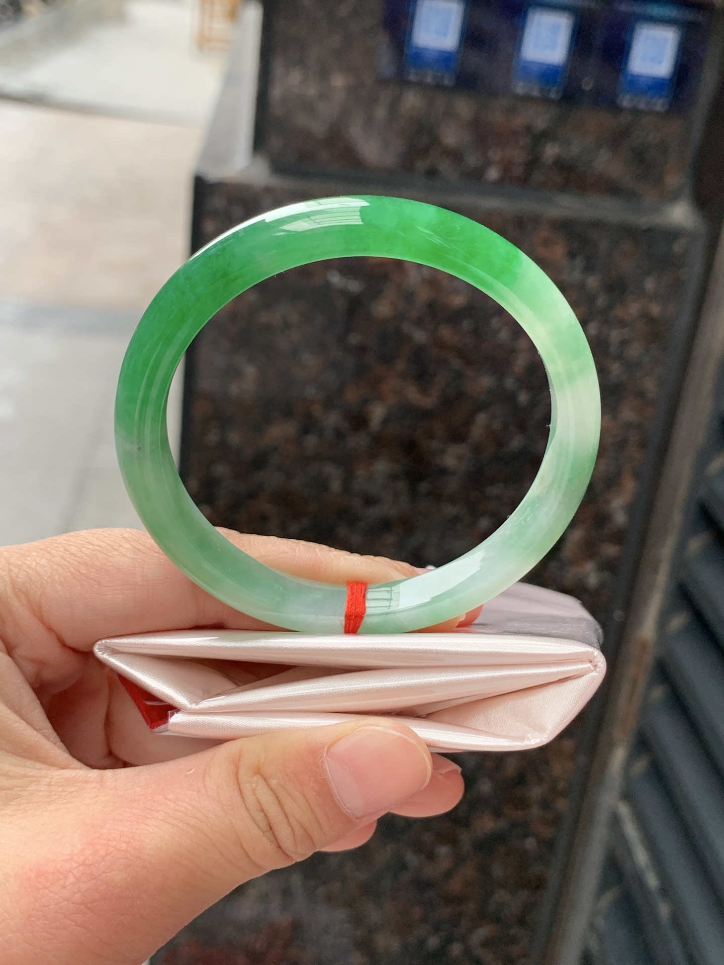 阳绿正圈，55.8/8.6/6.7，0505-N632，打灯多处纹裂，镯型小巧精致，一节阳绿底色浓郁