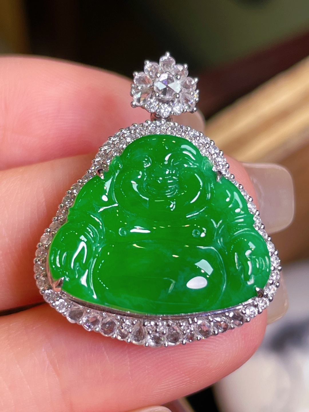 ️翡翠A货 佛公吊坠，阳绿满色，料子冰润细腻，种老起光，18k金镶真钻，上身佩戴效果很好29.6/