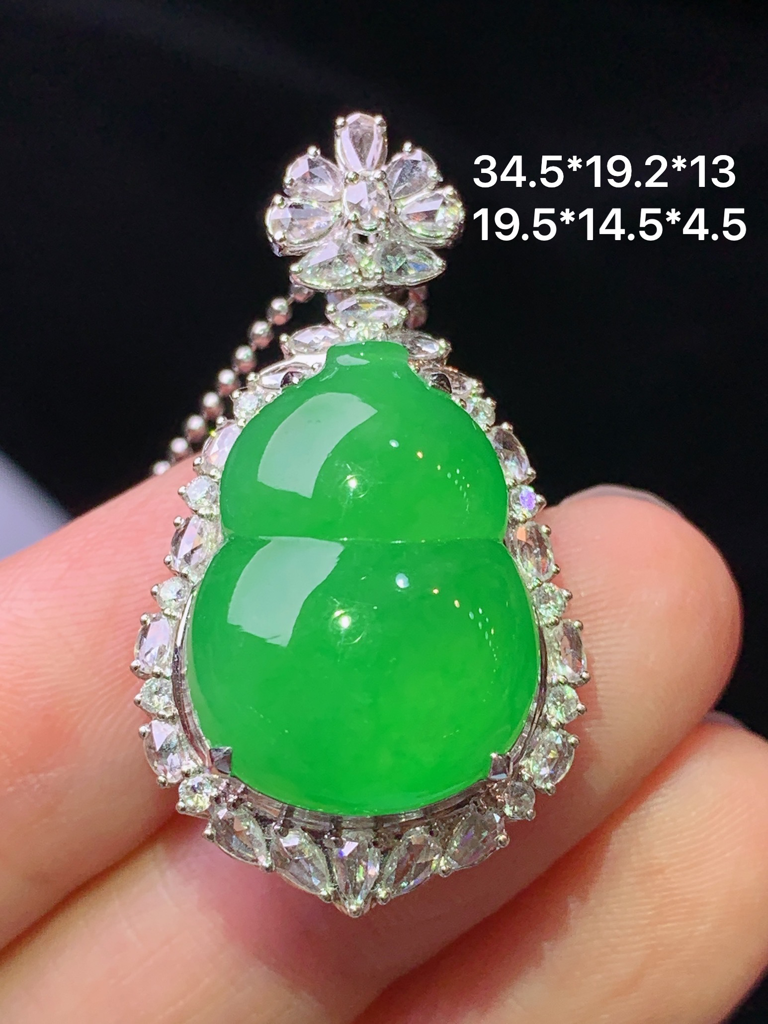 18k金钻镶嵌满绿葫芦吊坠 玉质细腻 色泽艳丽清新 水润亮眼 整体尺寸34.5*19.2*13 h2