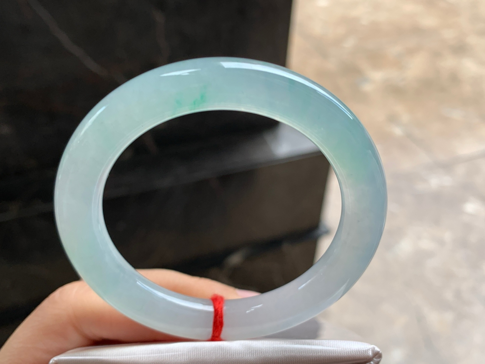 53.5-9.8

冰飘绿圆条手镯^_^透亮水润