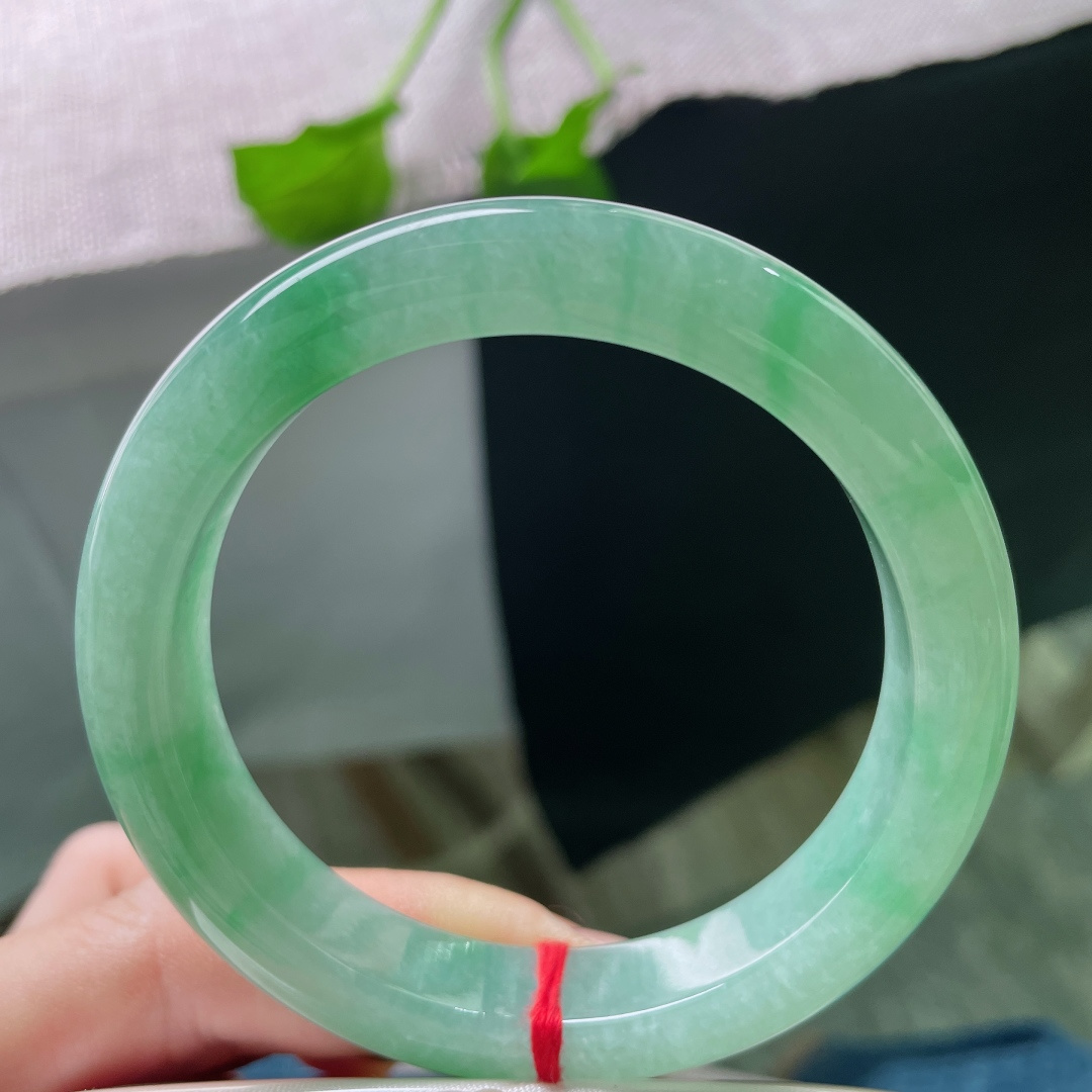 56/11.4/8.9，绿底正圈，飘翠，底子是铺陈的森林，飘绿是穿林而过的风，层层叠叠，皆有生命。无