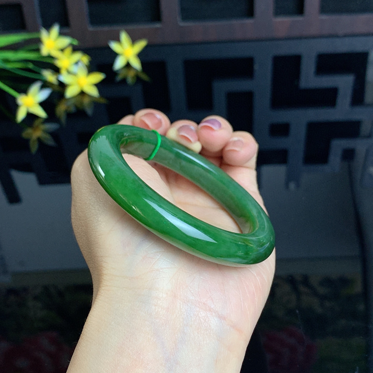 和田玉碧玉55圈口菠菜绿碧玉手镯！玉质细腻油润 底色纯净 无裂无黑无棉 脂粉好，品质高。