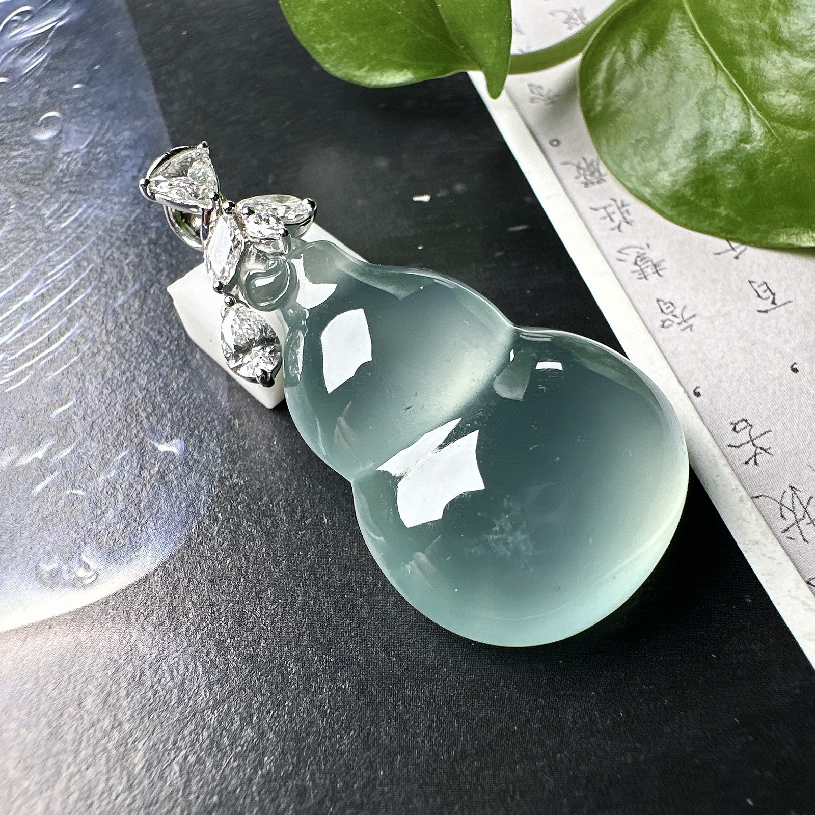 【冰种天空蓝葫芦吊坠】精品，起钢光，种地上乘，冰感十足，通透起光，饱满圆润，18k金钻镶嵌，裸石尺寸