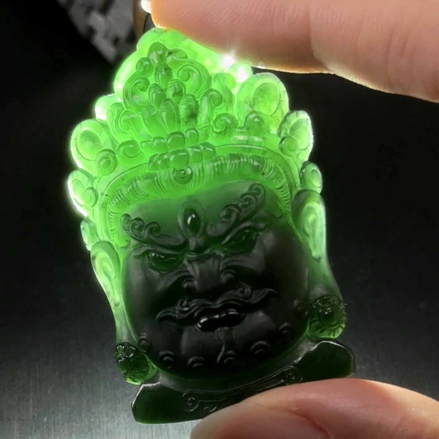 精品墨翠不动明王菩萨头雕 种好色正 黑度极好 打灯通透 油性十足 尺寸49.1