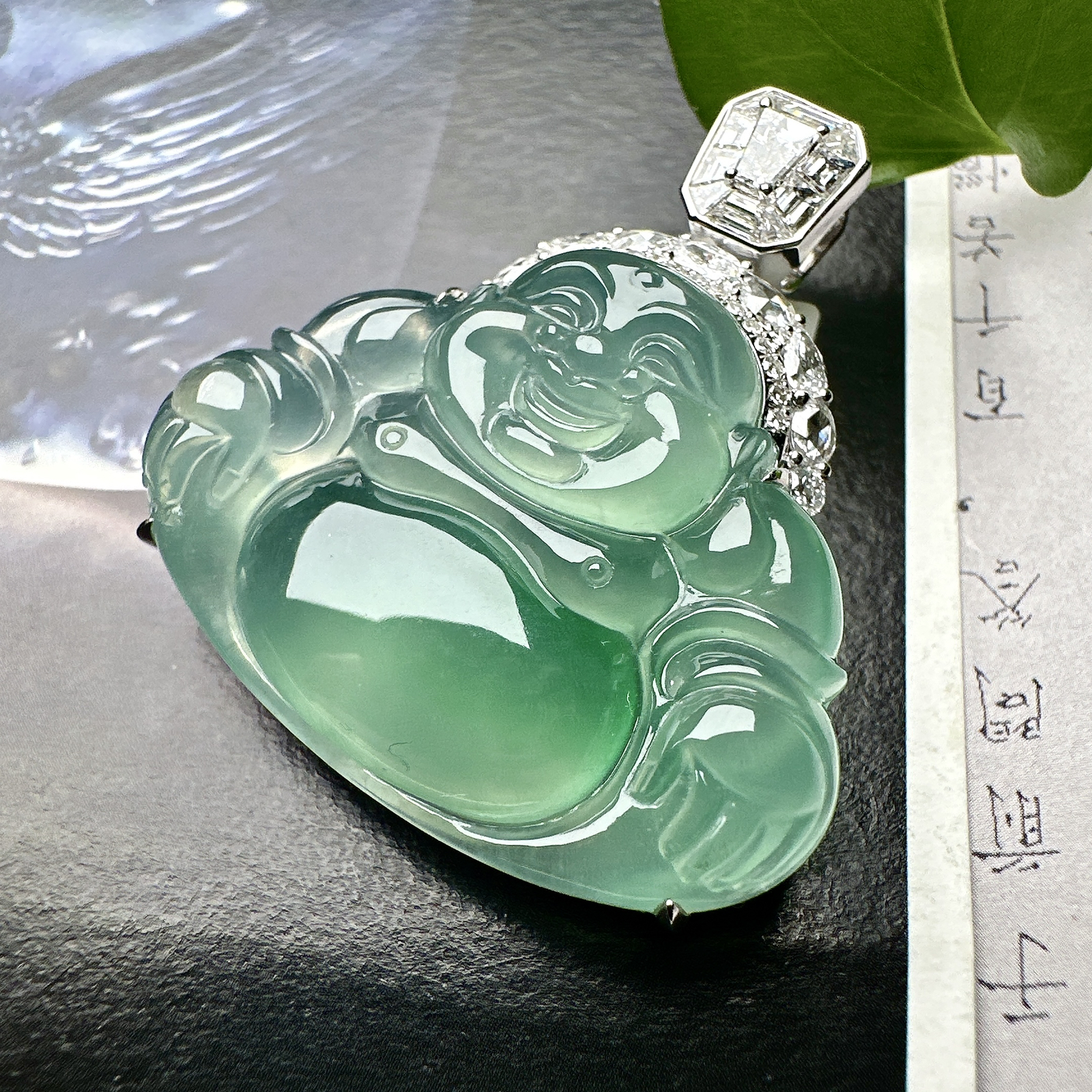 【冰种飘绿佛公吊坠】种水上乘，晶莹剔透，纯净通透，莹光感很强。18k金钻镶嵌，裸石尺寸25.5*33.8*7.3毫米