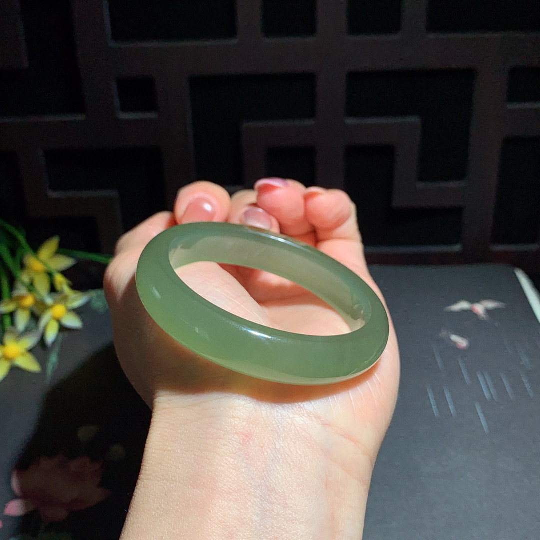 和田玉50.5圈冰底晴水色猫眼手镯！清水色猫眼，玉质细腻油润 底色纯净 无裂无杂脂粉好，品质高。