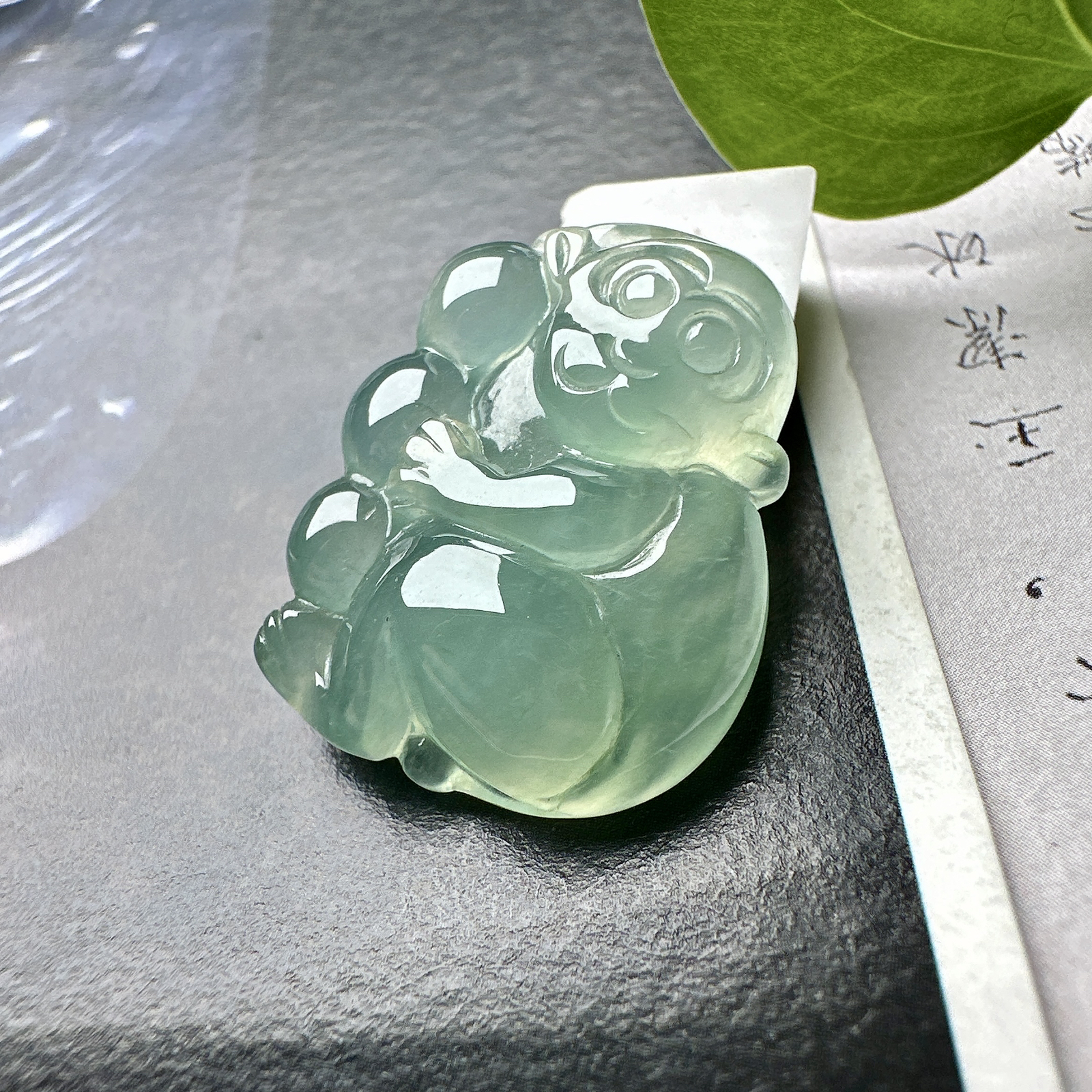 【冰种晴底生肖猴吊坠】冰润度上佳，质地细腻冰润，雕工精美，形象生动