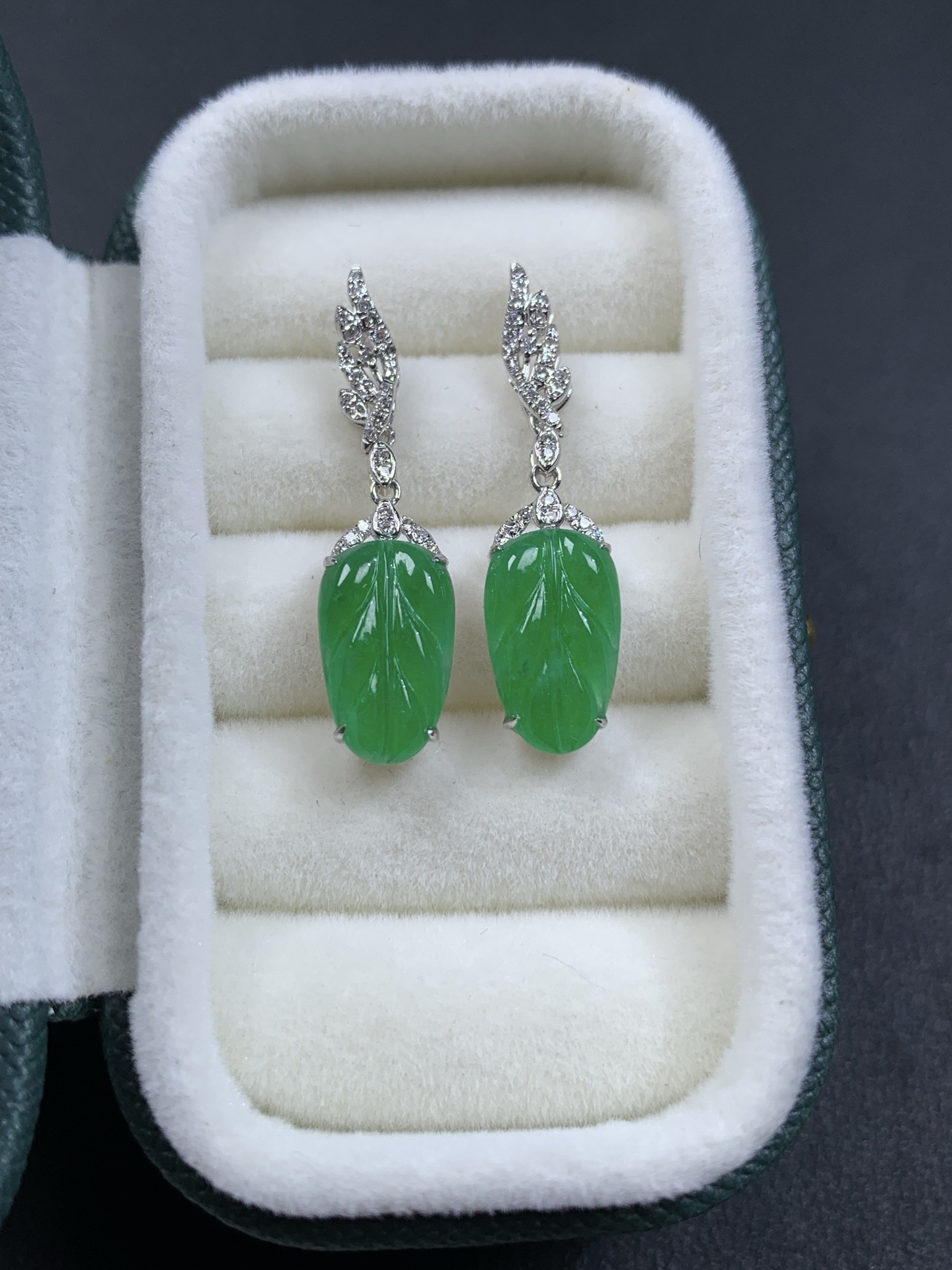 ️18k金镶嵌冰绿起光叶子耳钉27.8/7/4.6，裸石11.5/7/7.3