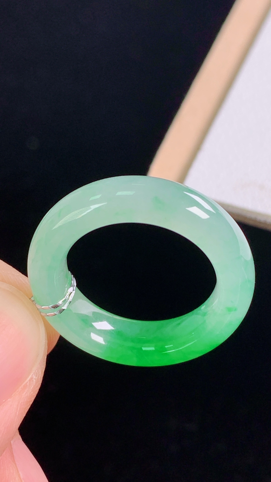 ️冰飘绿指环，花色灵动，清透细腻，无裂，尺寸:圈口12/16.2-5.5-3.7mm