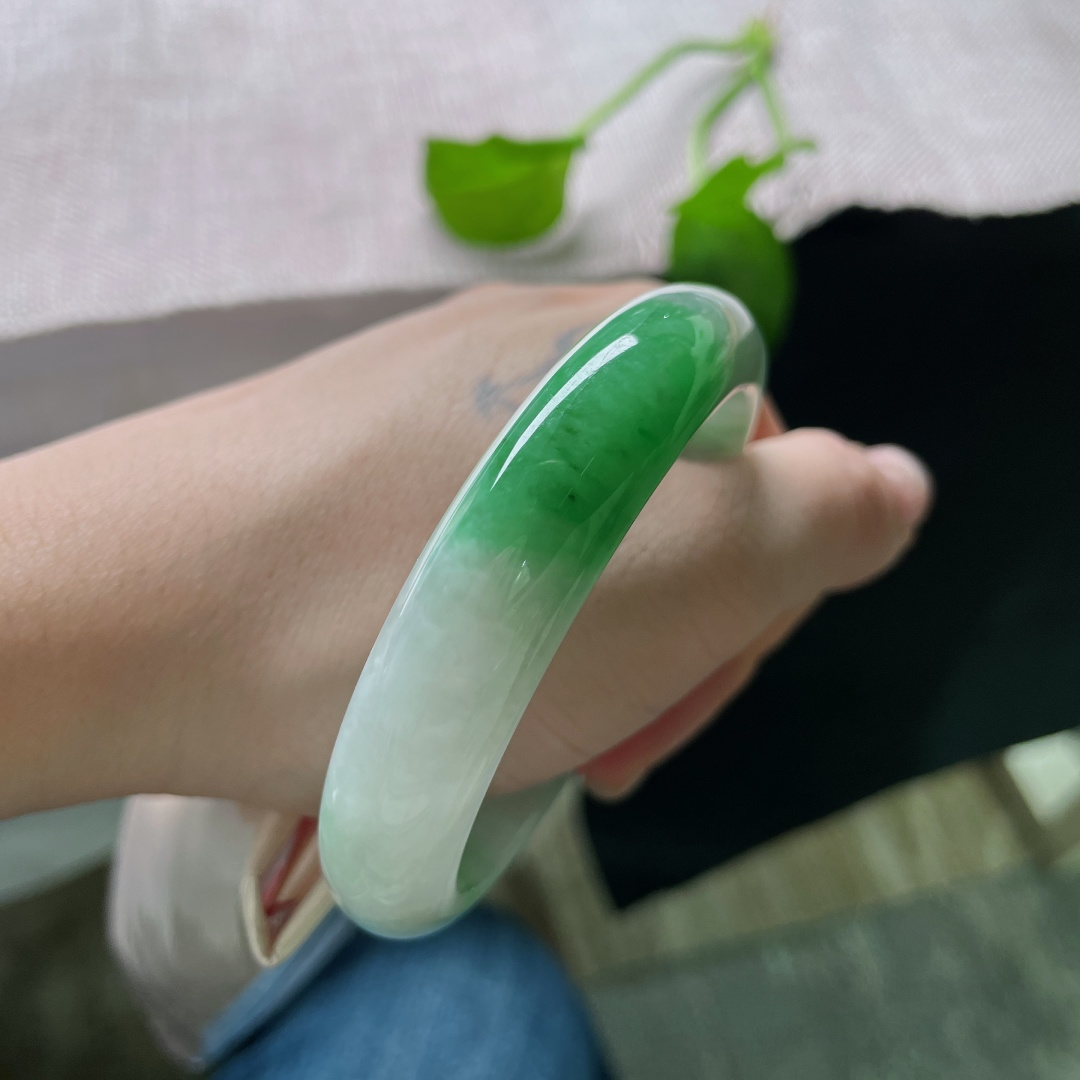 55.8/13.1/8.2，飘阳绿正圈，白底青，青翠欲滴，镯色生香，底子细腻，皮纹，ss52496a