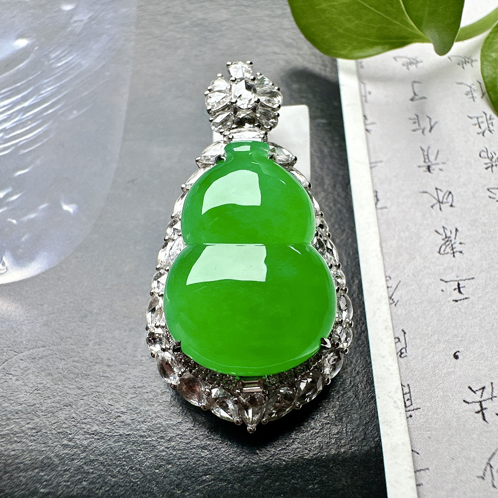 【冰种满绿葫芦吊坠】阳绿色泽，质地细腻，冰润起光，胶感强烈，冰感明显，收藏品质，18K金钻精美镶嵌，