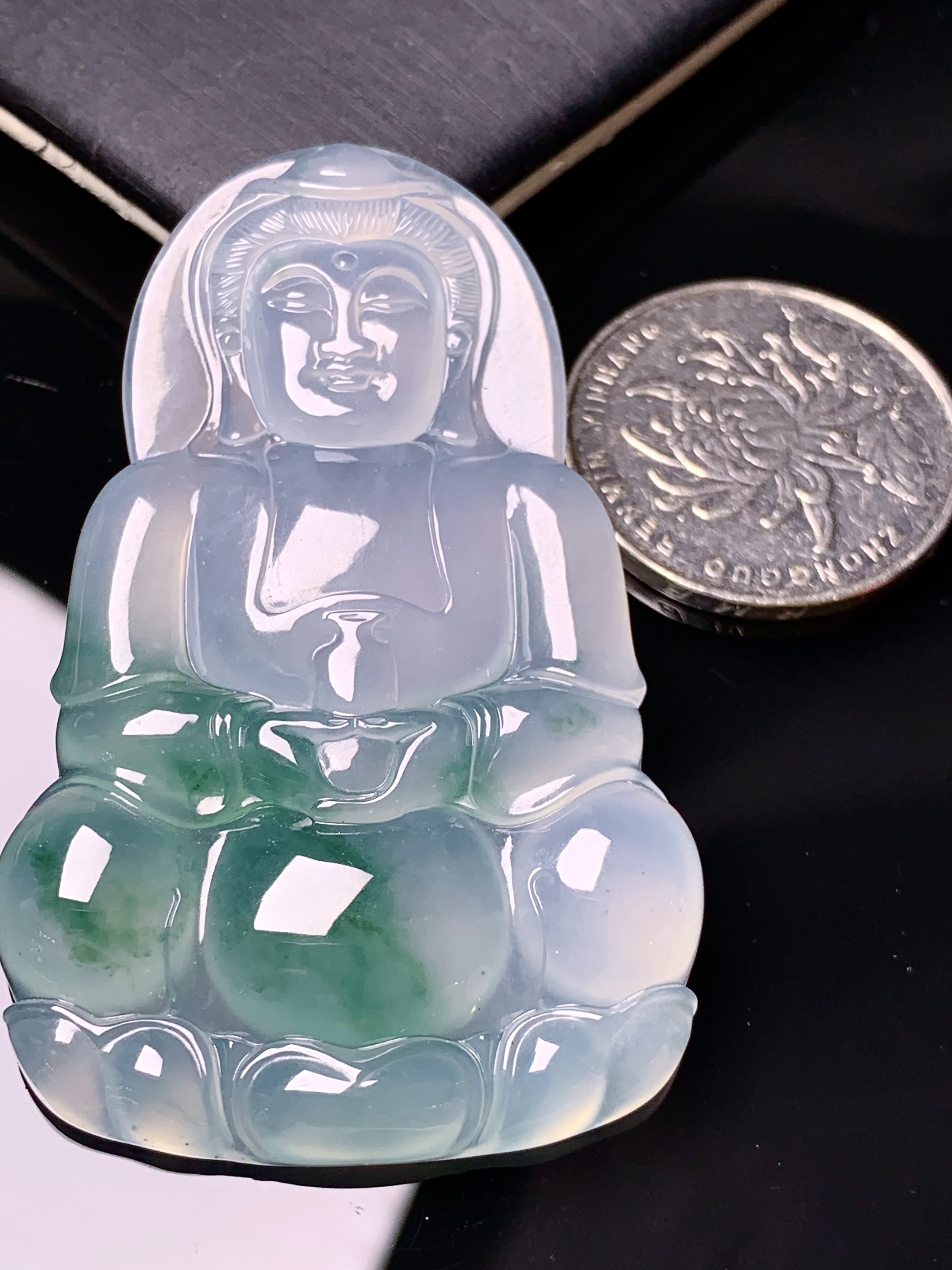 飘绿观音菩萨吊坠 玉质细腻 色泽艳丽清新 水润亮眼 整体尺寸59.2*37.6*6 x1