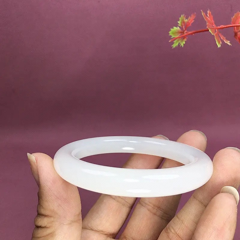 52圈口和田玉羊脂白玉手镯，玉质特细腻油润，白度一级，高脂粉，高品质，️萦绕腕间时，古韵不失时尚，素雅不失品味，细腻光滑的触感，使人沉醉