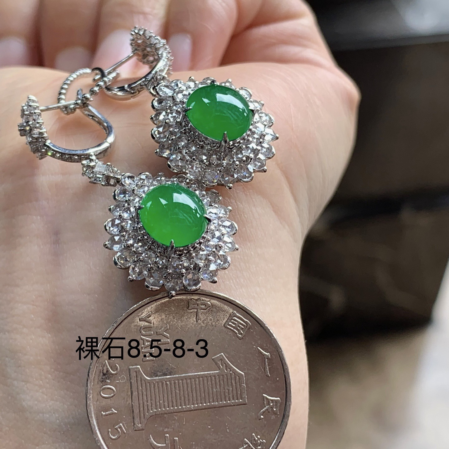 金钻豪华镶嵌辣绿色耳环^_^鲜艳