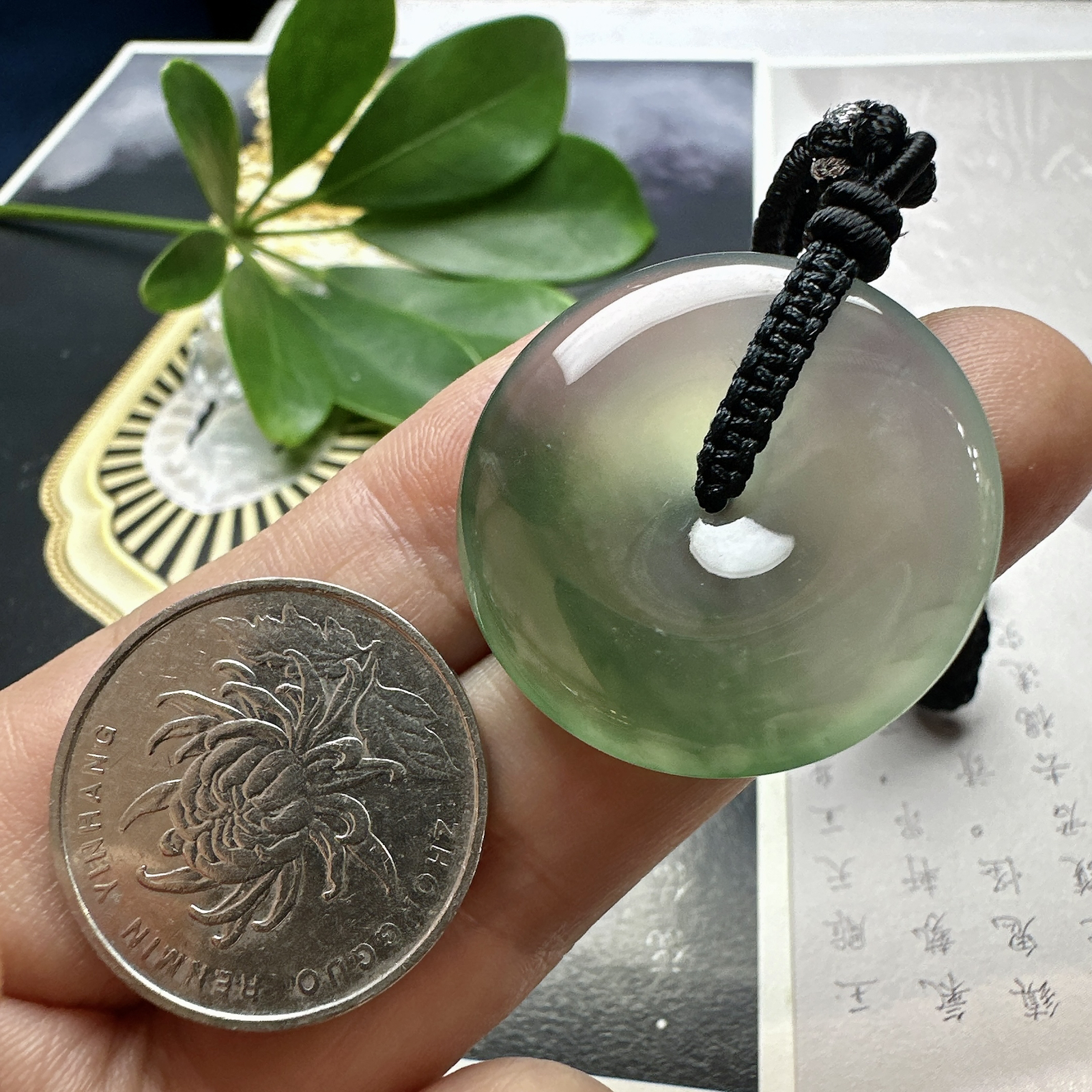 【冰种飘绿花平安扣】草绿色花，质地细腻，种老冰润，荧光强烈